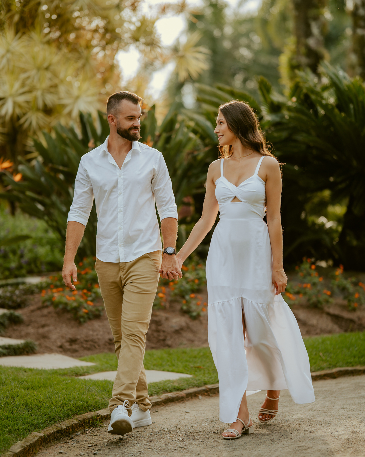 ensaio-pre-wedding-no-parque-hemero-em-joinville-sc-casal-entre-flores-e-jardins-vanessa-e-alex-fotografia-de-casamento-regiao-norte-de-santa-catarina