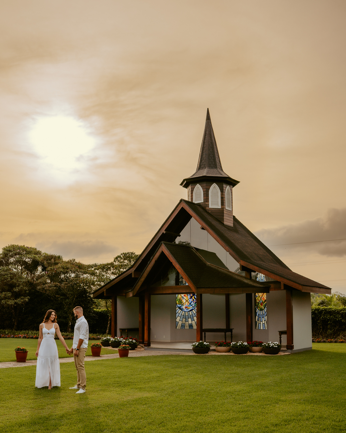 ensaio-pre-wedding-no-parque-hemero-em-joinville-sc-casal-entre-flores-e-jardins-vanessa-e-alex-fotografia-de-casamento-regiao-norte-de-santa-catarina
