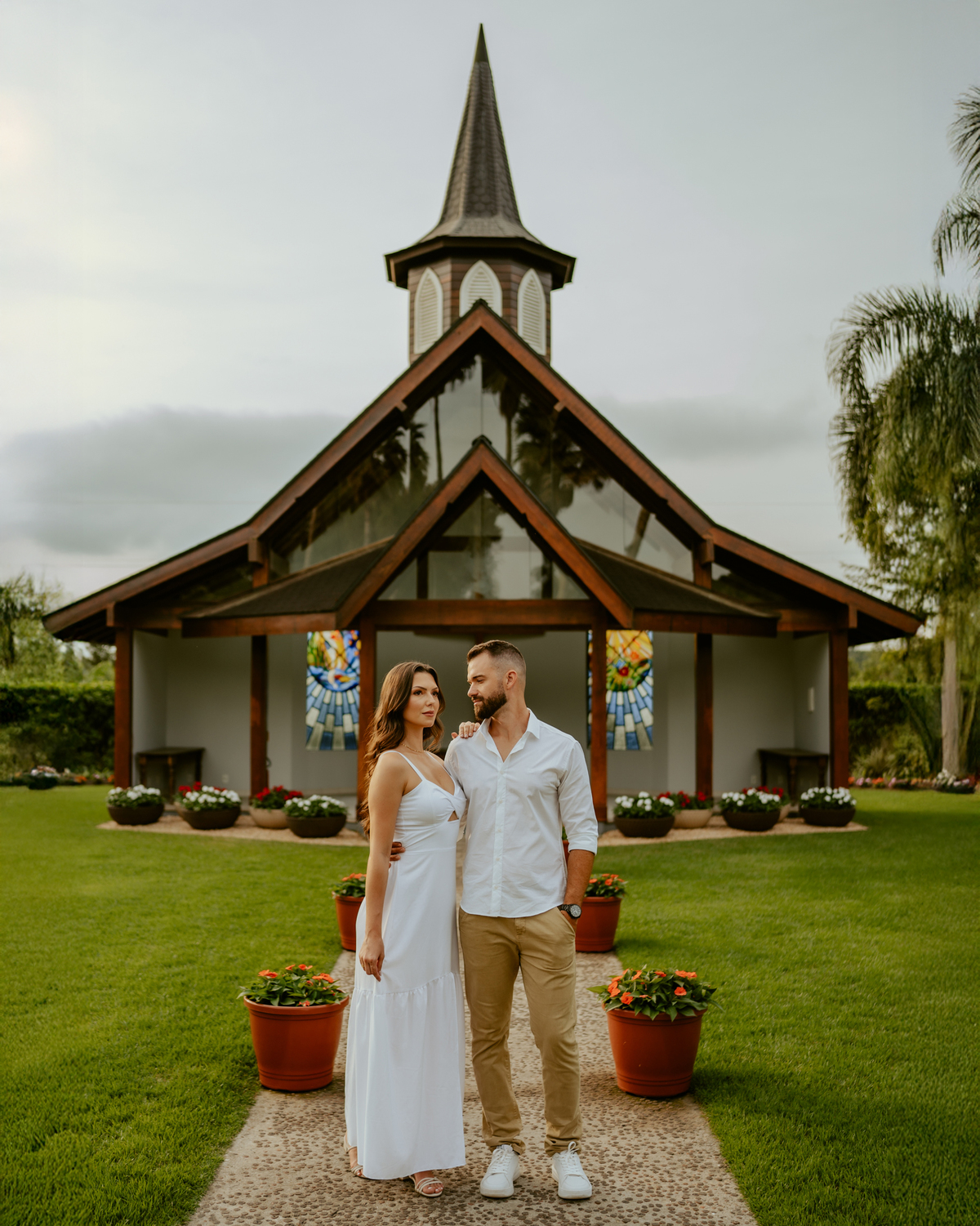 ensaio-pre-wedding-no-parque-hemero-em-joinville-sc-casal-entre-flores-e-jardins-vanessa-e-alex-fotografia-de-casamento-regiao-norte-de-santa-catarina