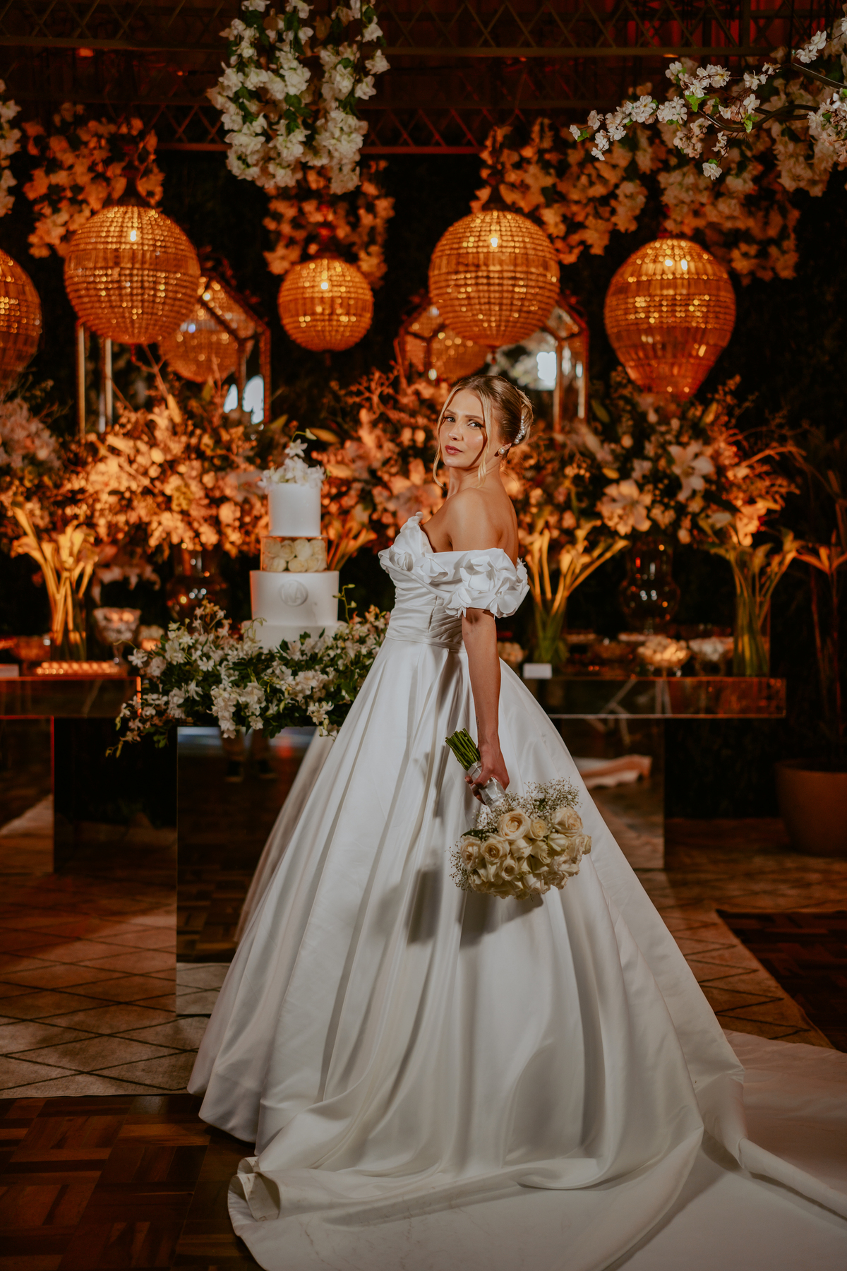 ambiente-da-festa-de-casamento-na-sociedade-seral-em-luiz-alves-sc-com-decoracao-floral-assinada-pela-silvana-decoradora-de-blumenau-celebracao-do-casamento-kamila-e-neto-no-vale-europeu