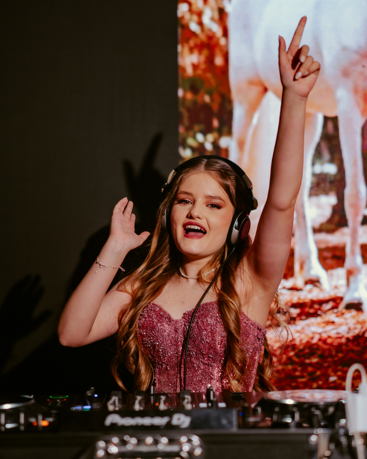 otos-fotografia-fotografo-de-15-anos-priscila-festa-de-debutante-em-rodeio-sc-adecio-cozina-moser-vale-europeu-santa-catarina-blumenau-balneario-camboriu-itajai-itapema-joinville-vestido-versat-alta-costura-indaial-making-of-salao-ld-decoracao-pink-blue-r