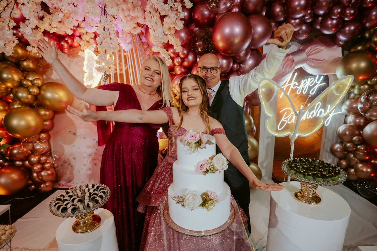 otos-fotografia-fotografo-de-15-anos-priscila-festa-de-debutante-em-rodeio-sc-adecio-cozina-moser-vale-europeu-santa-catarina-blumenau-balneario-camboriu-itajai-itapema-joinville-vestido-versat-alta-costura-indaial-making-of-salao-ld-decoracao-pink-blue-r