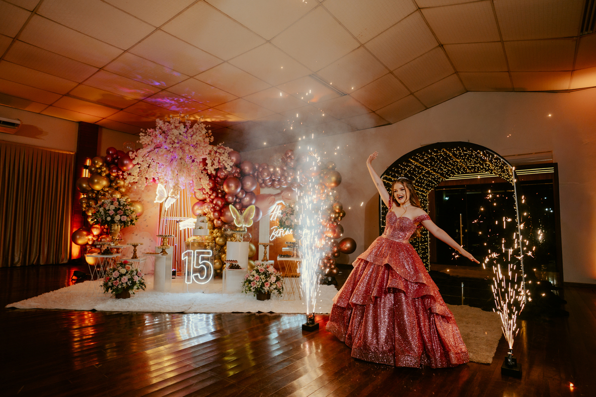 otos-fotografia-fotografo-de-15-anos-priscila-festa-de-debutante-em-rodeio-sc-adecio-cozina-moser-vale-europeu-santa-catarina-blumenau-balneario-camboriu-itajai-itapema-joinville-vestido-versat-alta-costura-indaial-making-of-salao-ld-decoracao-pink-blue-r