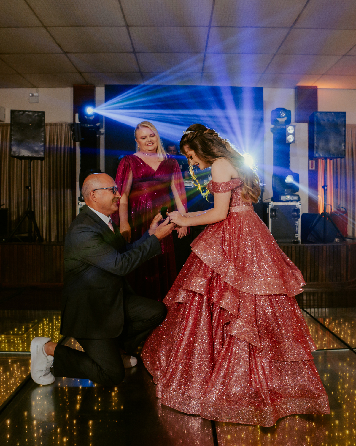 otos-fotografia-fotografo-de-15-anos-priscila-festa-de-debutante-em-rodeio-sc-adecio-cozina-moser-vale-europeu-santa-catarina-blumenau-balneario-camboriu-itajai-itapema-joinville-vestido-versat-alta-costura-indaial-making-of-salao-ld-decoracao-pink-blue-r