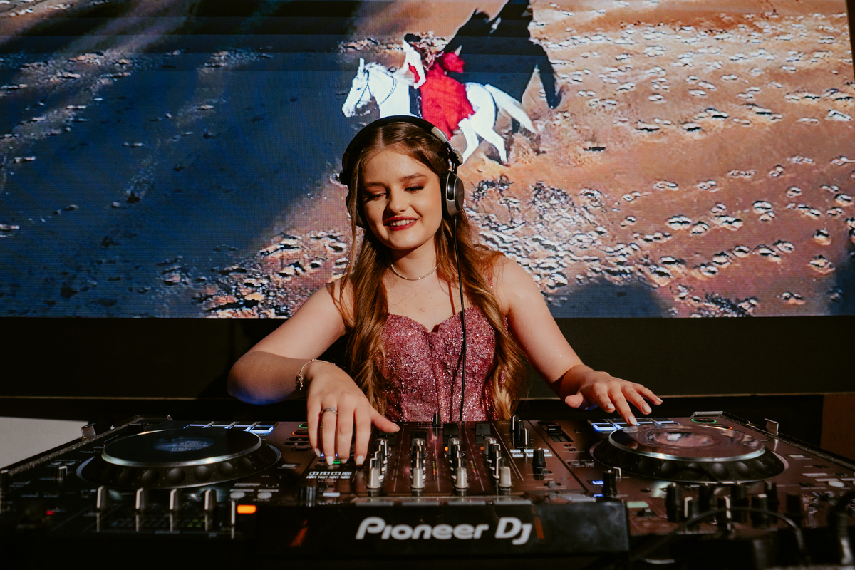 otos-fotografia-fotografo-de-15-anos-priscila-festa-de-debutante-em-rodeio-sc-adecio-cozina-moser-vale-europeu-santa-catarina-blumenau-balneario-camboriu-itajai-itapema-joinville-vestido-versat-alta-costura-indaial-making-of-salao-ld-decoracao-pink-blue-r