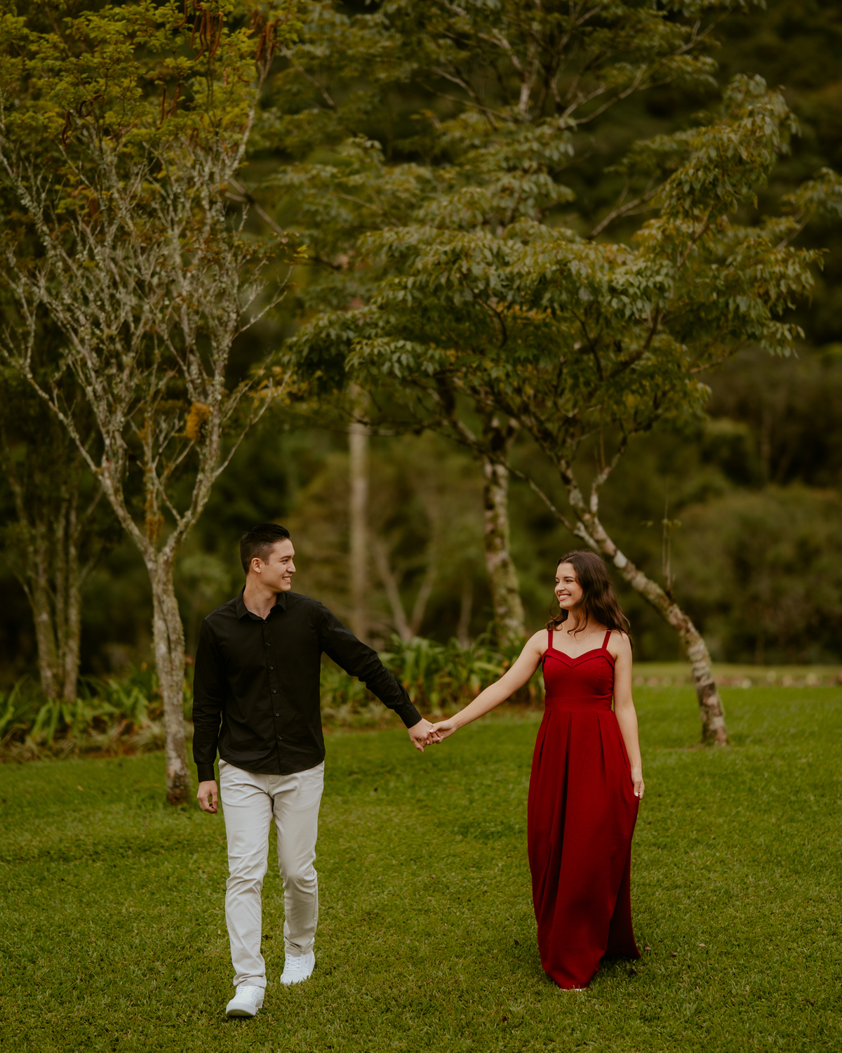 nsaio pré-casamento romântico no Vale dos Ventos em Rio dos Cedros Santa Catarina com paisagem natural, jardins e lago em cenário perfeito para fotografia de casal.