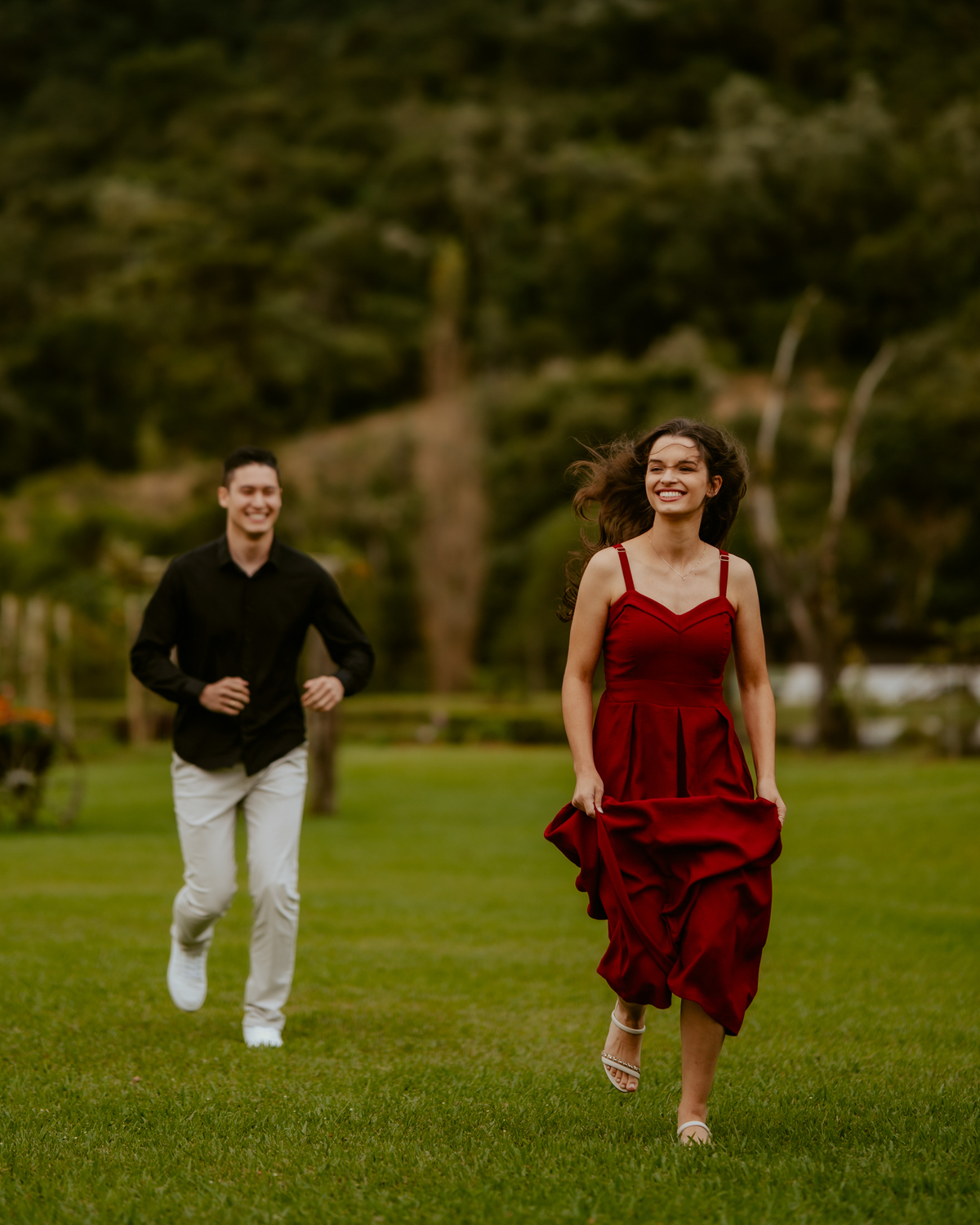 nsaio pré-casamento romântico no Vale dos Ventos em Rio dos Cedros Santa Catarina com paisagem natural, jardins e lago em cenário perfeito para fotografia de casal.