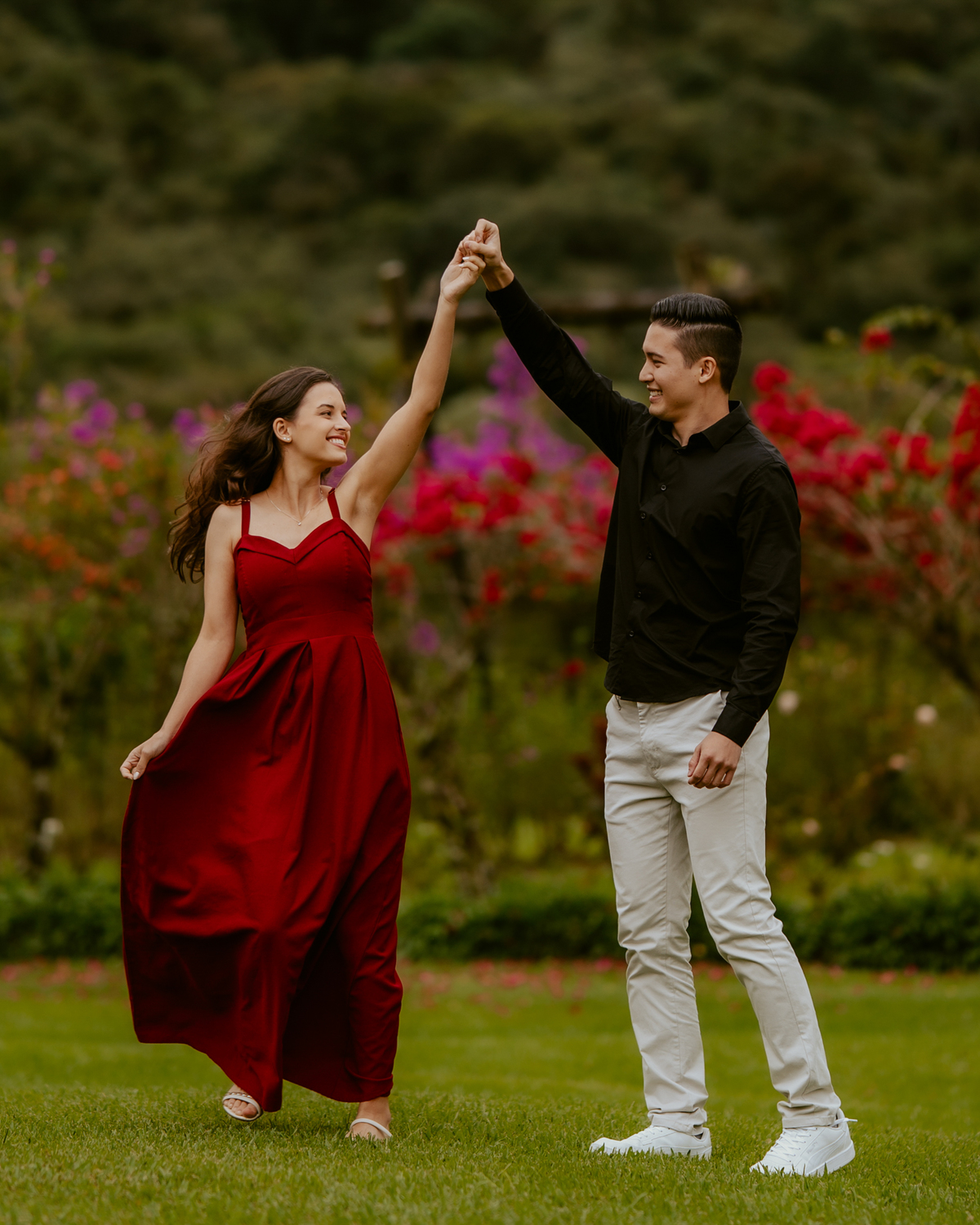 nsaio pré-casamento romântico no Vale dos Ventos em Rio dos Cedros Santa Catarina com paisagem natural, jardins e lago em cenário perfeito para fotografia de casal.