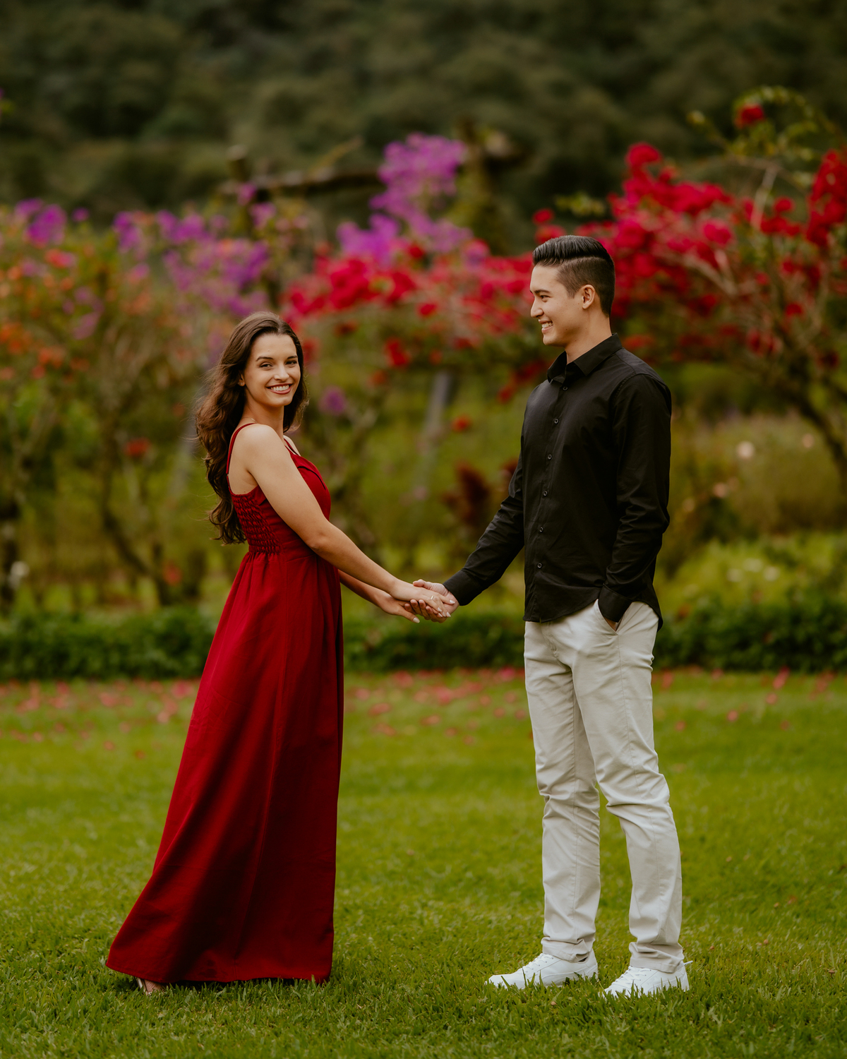 Fotografia de casal no Vale dos Ventos em Rio dos Cedros Santa Catarina durante ensaio pré-wedding em meio à natureza e montanhas da região serrana.