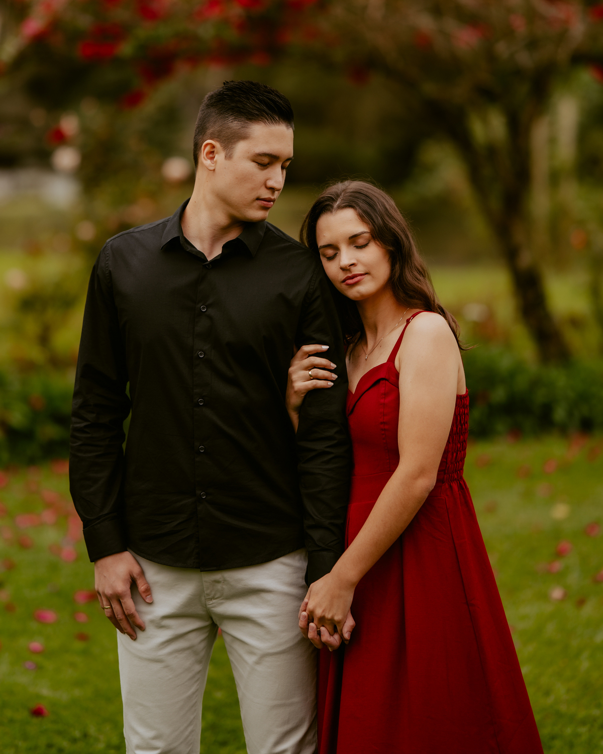 Fotografia de casal no Vale dos Ventos em Rio dos Cedros Santa Catarina durante ensaio pré-wedding em meio à natureza e montanhas da região serrana.