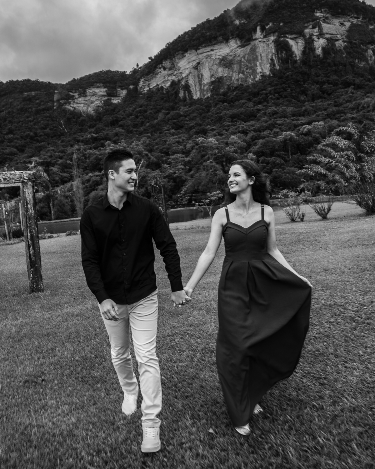 Pré-wedding da Priscila e Tiago no Vale dos Ventos em Rio dos Cedros com cenário natural, lago e jardins, um dos lugares mais procurados para ensaio pré-casamento em Santa Catarina.