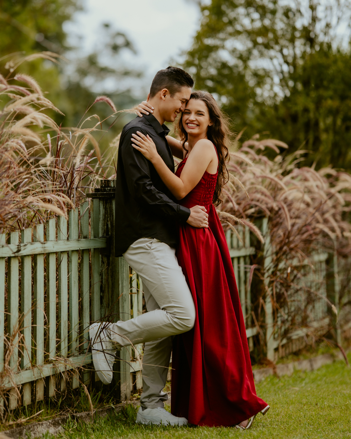 Fotografia pré-wedding em Rio dos Cedros Santa Catarina no Vale dos Ventos com casal apaixonado em cenário natural entre lago, jardins e montanhas.
