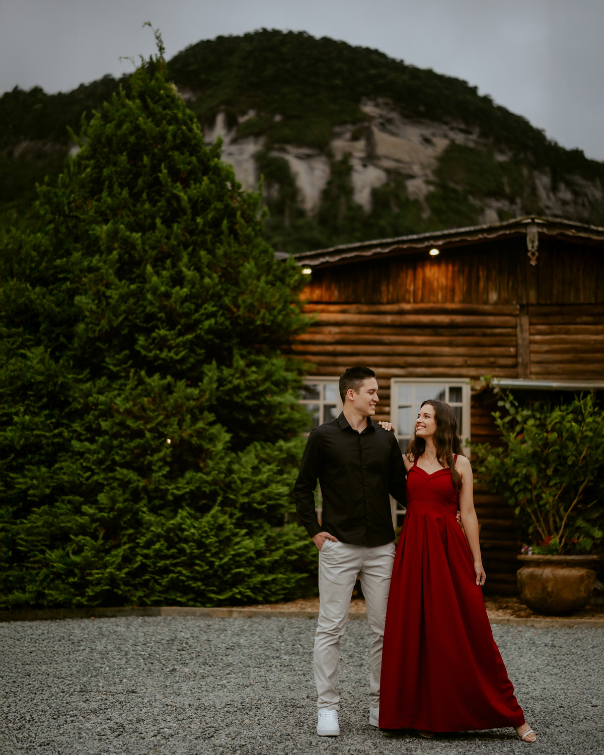 Pré-wedding no campo em Santa Catarina no Vale dos Ventos em Rio dos Cedros com casal caminhando pelos jardins em ensaio pré-casamento na natureza.
