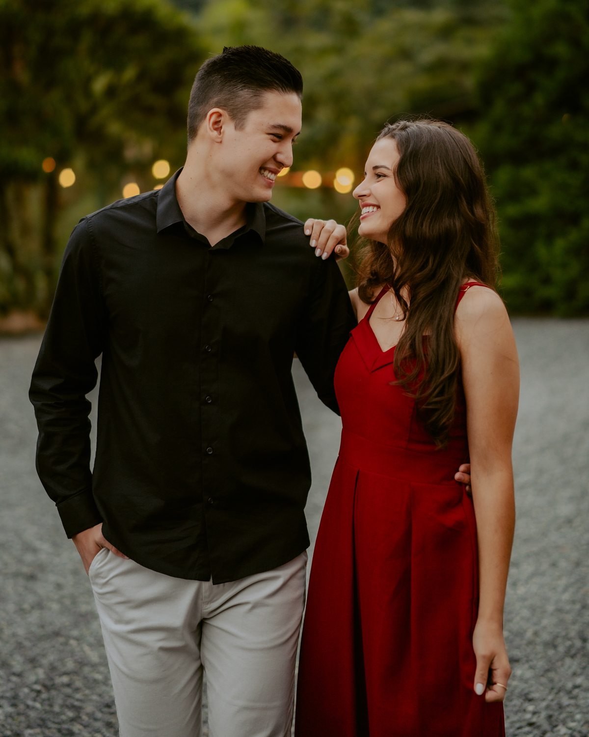 Pré-wedding no campo em Santa Catarina no Vale dos Ventos em Rio dos Cedros com casal caminhando pelos jardins em ensaio pré-casamento na natureza.