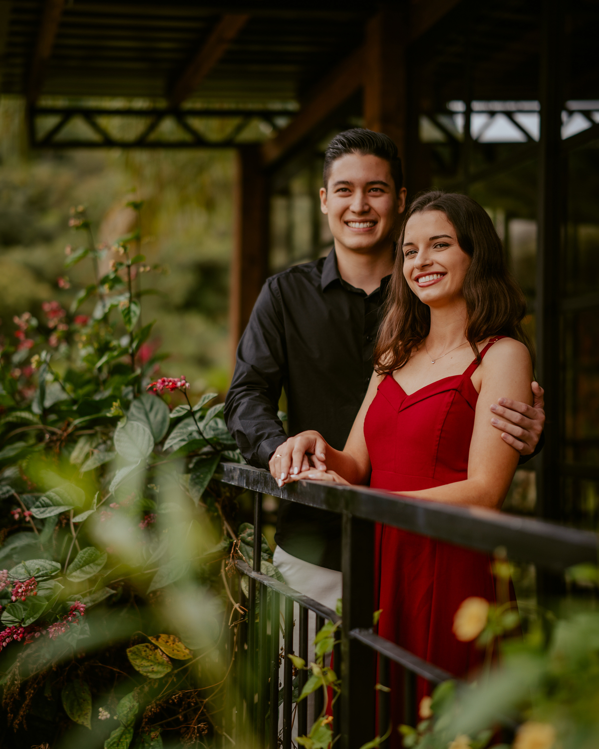 Fotografia de pré-wedding no Vale dos Ventos em Rio dos Cedros Santa Catarina com casal caminhando pelos jardins e lago durante ensaio pré-casamento em cenário natural na região serrana.