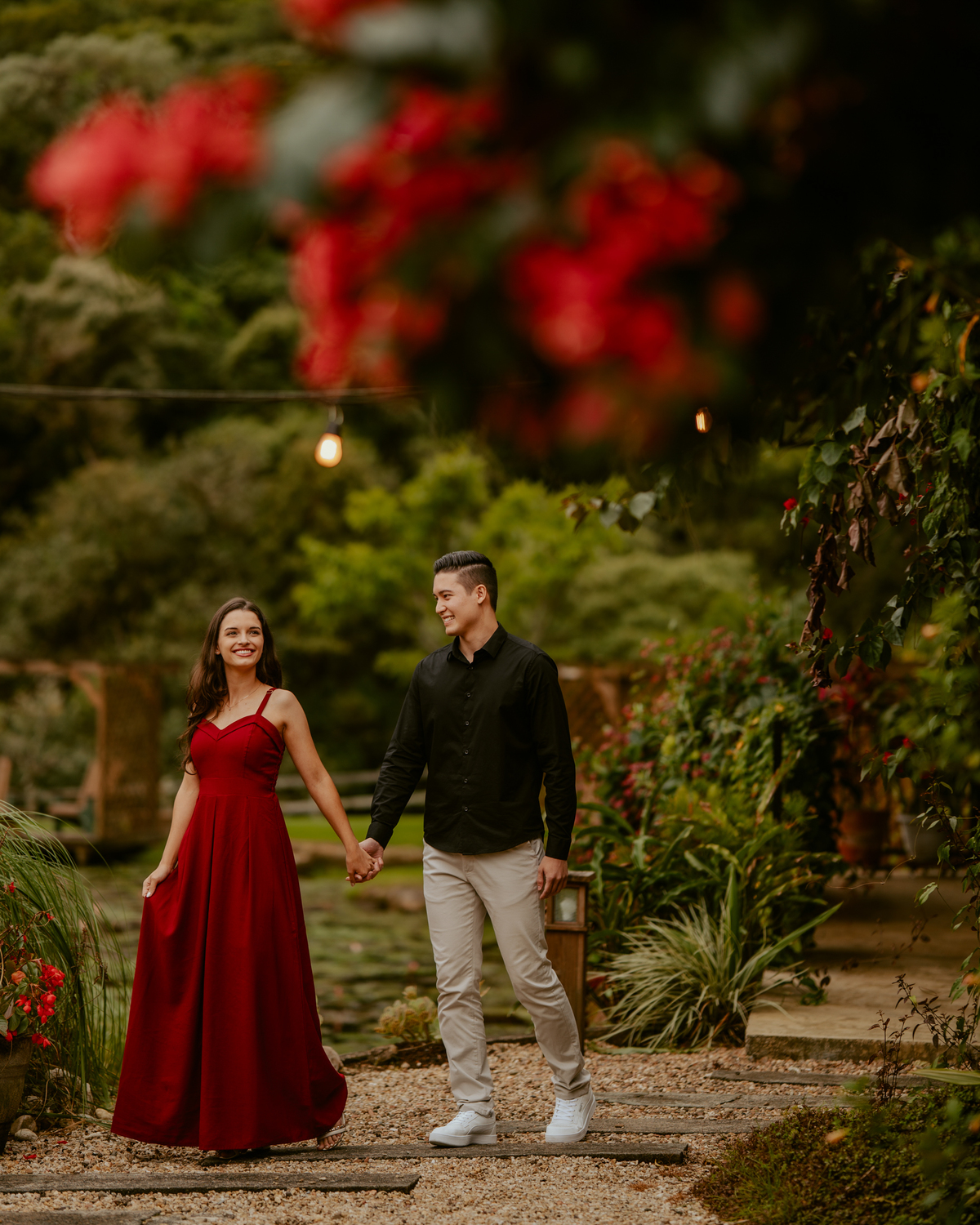 Fotografia de pré-wedding no Vale dos Ventos em Rio dos Cedros Santa Catarina com casal caminhando pelos jardins e lago durante ensaio pré-casamento em cenário natural na região serrana.