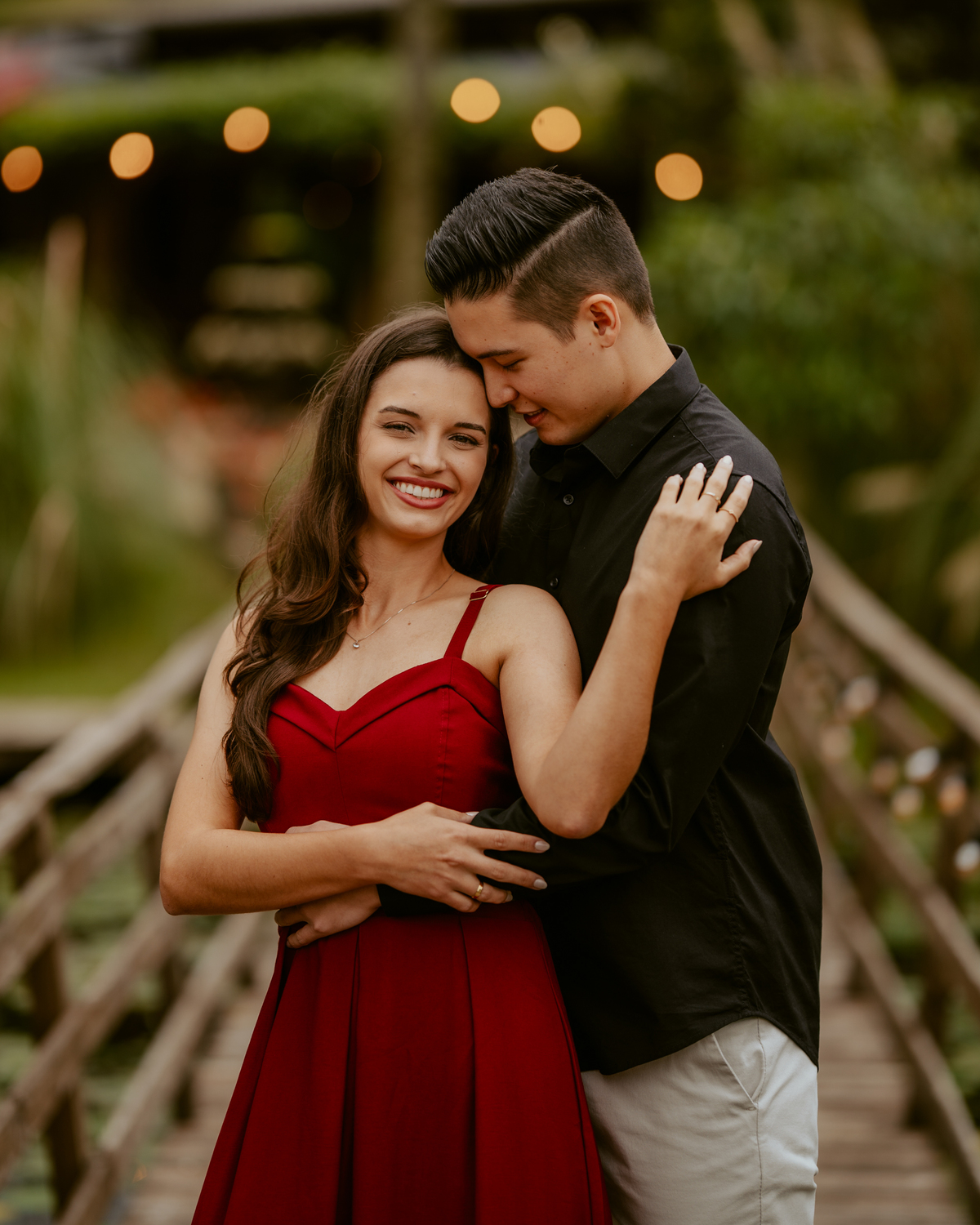 Casal durante ensaio pré-wedding no Vale dos Ventos em Rio dos Cedros SC, local famoso para ensaio pré-casamento na natureza na região do Vale Europeu em Santa Catarina.