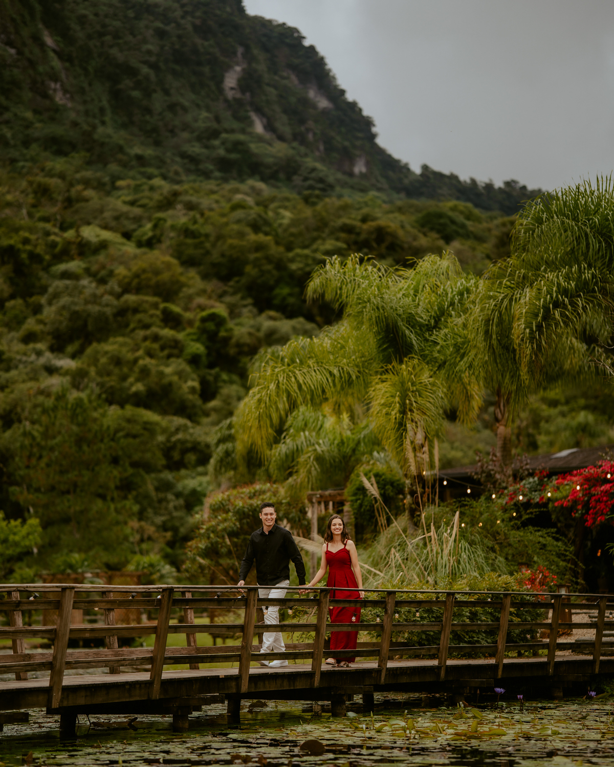 Casal durante ensaio pré-wedding no Vale dos Ventos em Rio dos Cedros SC, local famoso para ensaio pré-casamento na natureza na região do Vale Europeu em Santa Catarina.