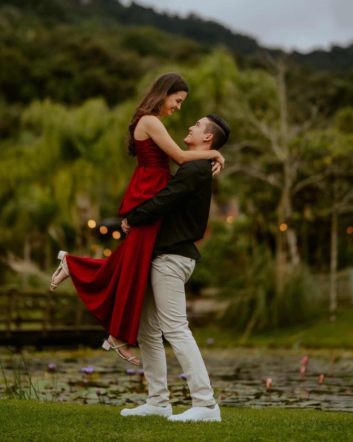 Casal durante ensaio pré-wedding no Vale dos Ventos em Rio dos Cedros SC, local famoso para ensaio pré-casamento na natureza na região do Vale Europeu em Santa Catarina.