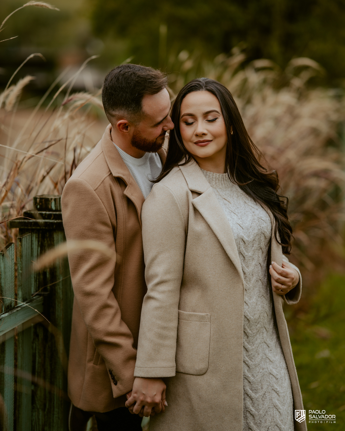 Casal caminhando na natureza durante ensaio pré wedding em Rio dos Cedros SC, fotos espontâneas e românticas no Vale dos Ventos, fotógrafo de casamento Santa Catarina, ensaio pré casamento ao ar livre