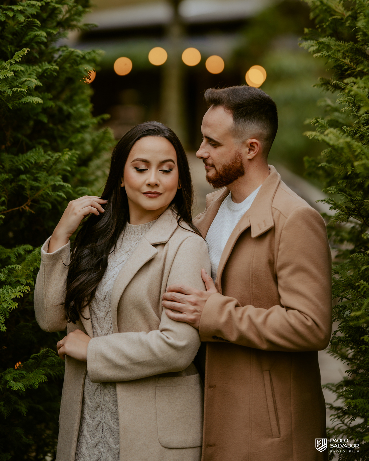 Ensaio pré wedding com lago e montanhas no Vale dos Ventos Rio dos Cedros SC, casal caminhando de mãos dadas, fotógrafo de casamento Santa Catarina, ensaio pré casamento na natureza Região dos Lagos