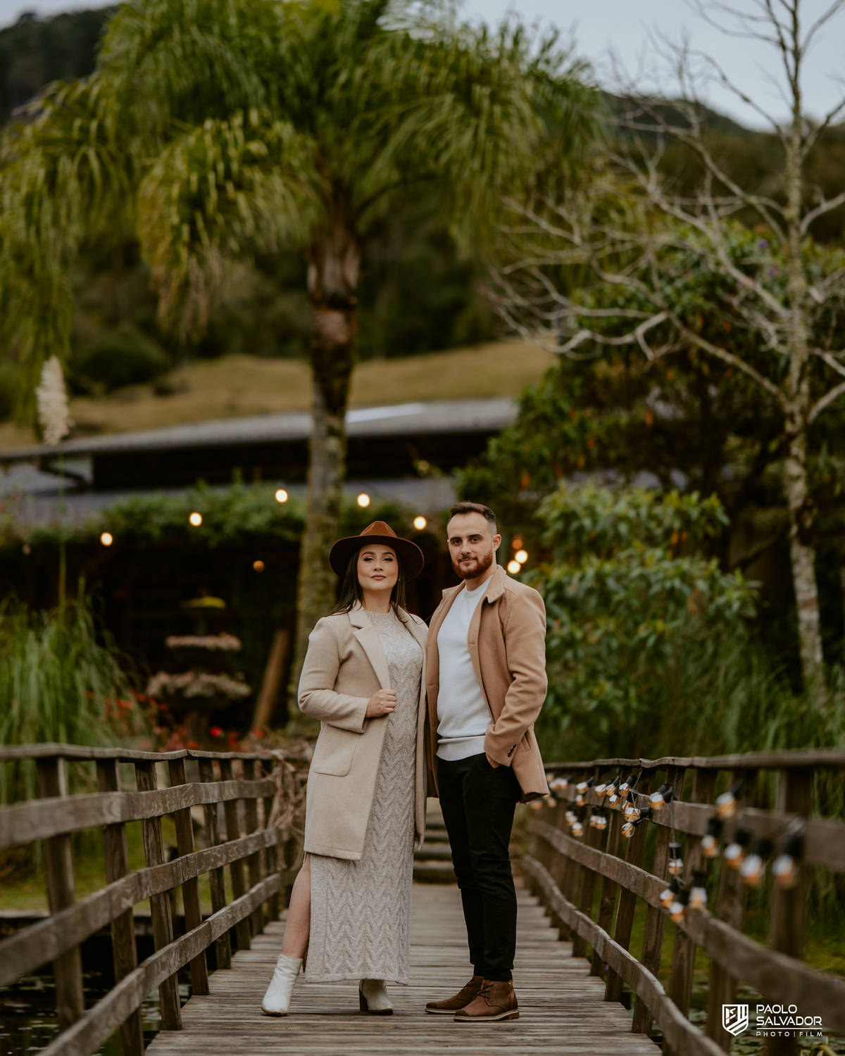 Ensaio pré wedding em cabana rústica no Vale dos Ventos em Rio dos Cedros, casal elegante em cenário europeu, fotógrafo de casamento Santa Catarina, ensaio pré casamento sofisticado Região dos Lagos