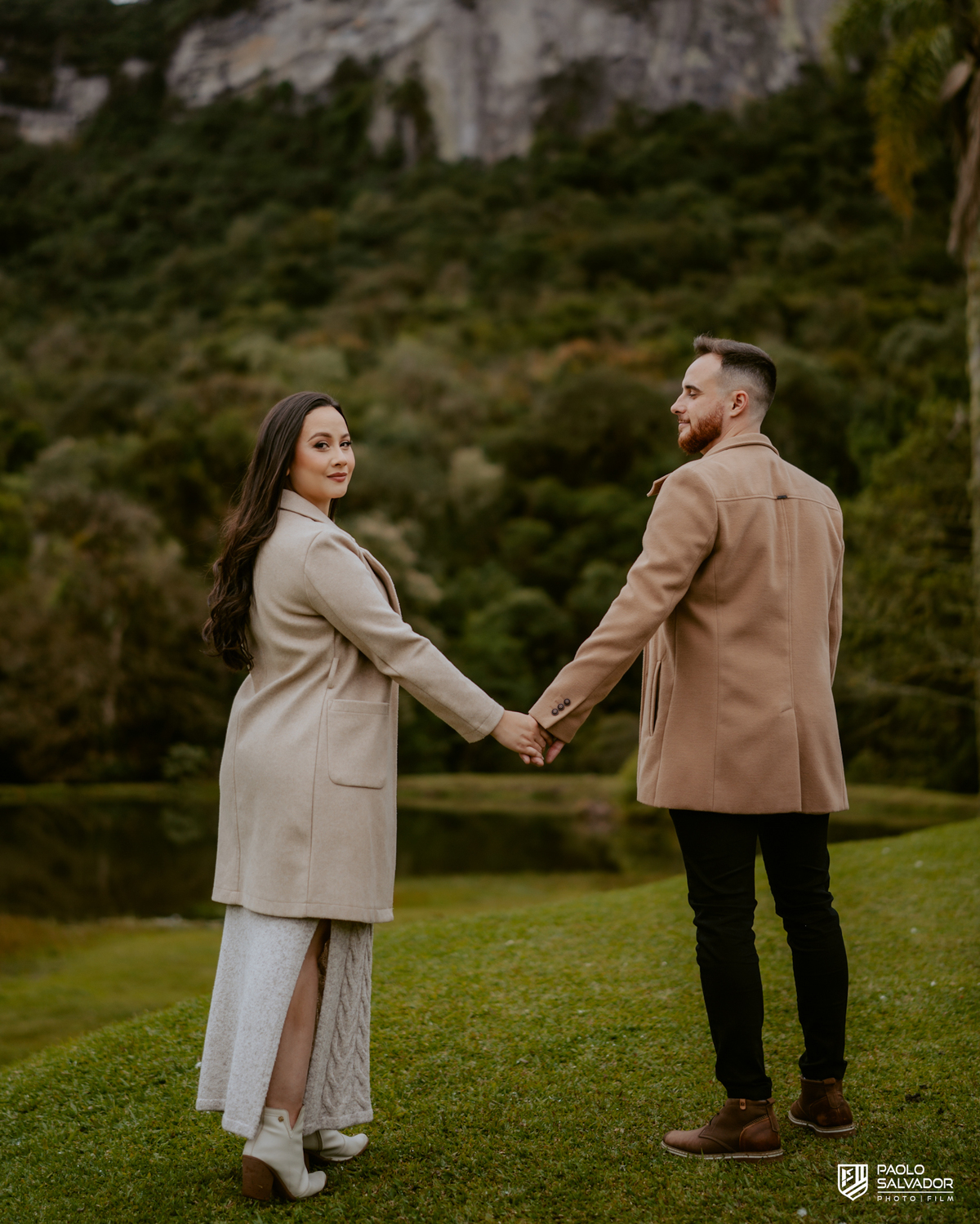 Casal caminhando na natureza durante ensaio pré wedding em Rio dos Cedros SC, fotos espontâneas e românticas no Vale dos Ventos, fotógrafo de casamento Santa Catarina, ensaio pré casamento ao ar livre