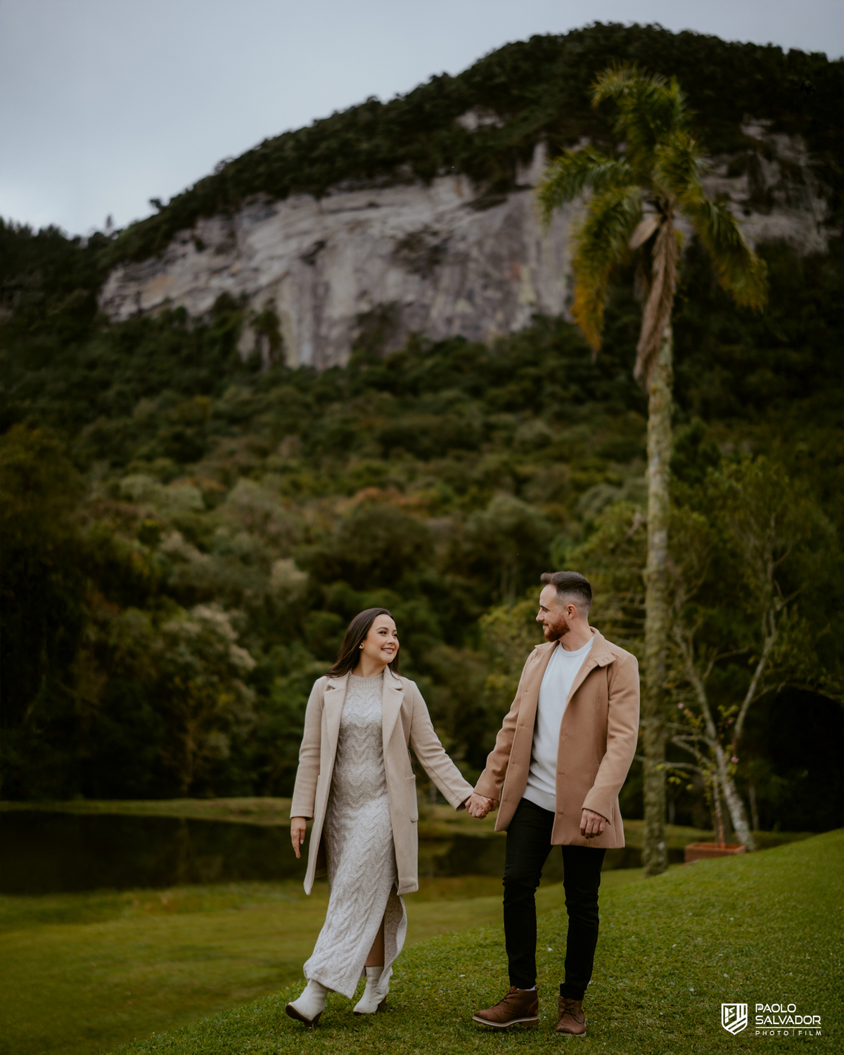 Casal caminhando na natureza durante ensaio pré wedding em Rio dos Cedros SC, fotos espontâneas e românticas no Vale dos Ventos, fotógrafo de casamento Santa Catarina, ensaio pré casamento ao ar livre