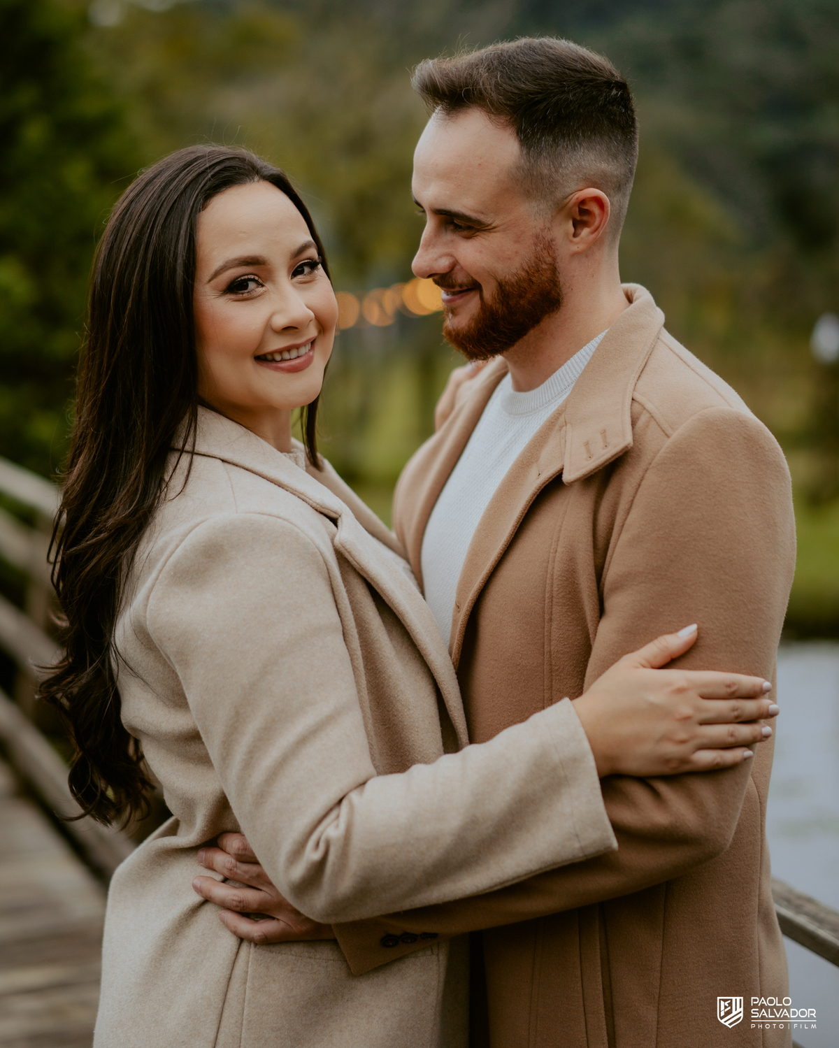 Ensaio pré wedding com lago e montanhas no Vale dos Ventos Rio dos Cedros SC, casal caminhando de mãos dadas, fotógrafo de casamento Santa Catarina, ensaio pré casamento na natureza Região dos Lagos