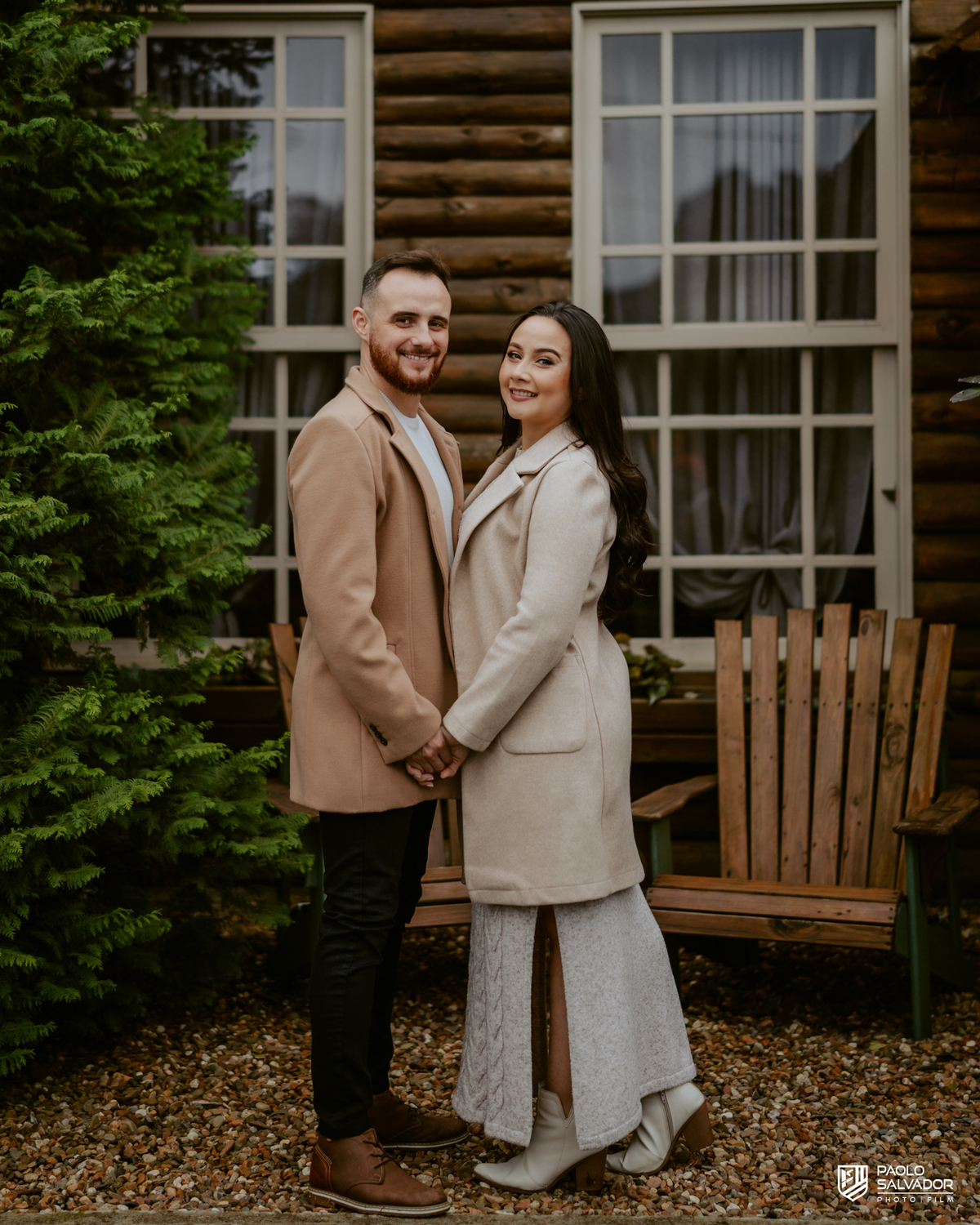 Ensaio pré wedding em cabana rústica no Vale dos Ventos em Rio dos Cedros, casal elegante em cenário europeu, fotógrafo de casamento Santa Catarina, ensaio pré casamento sofisticado Região dos Lagos