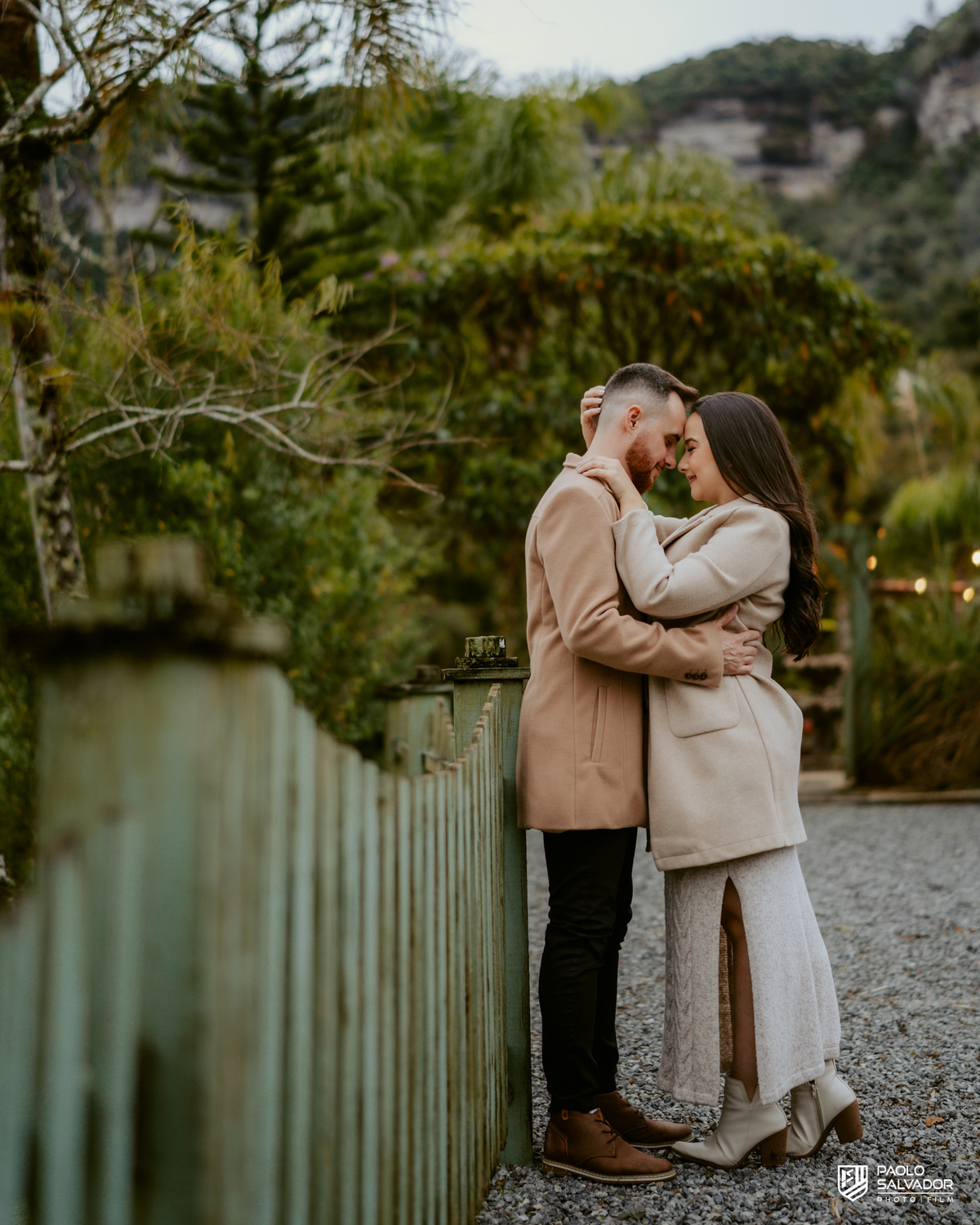 Ensaio pré wedding com lago e montanhas no Vale dos Ventos Rio dos Cedros SC, casal caminhando de mãos dadas, fotógrafo de casamento Santa Catarina, ensaio pré casamento na natureza Região dos Lagos
