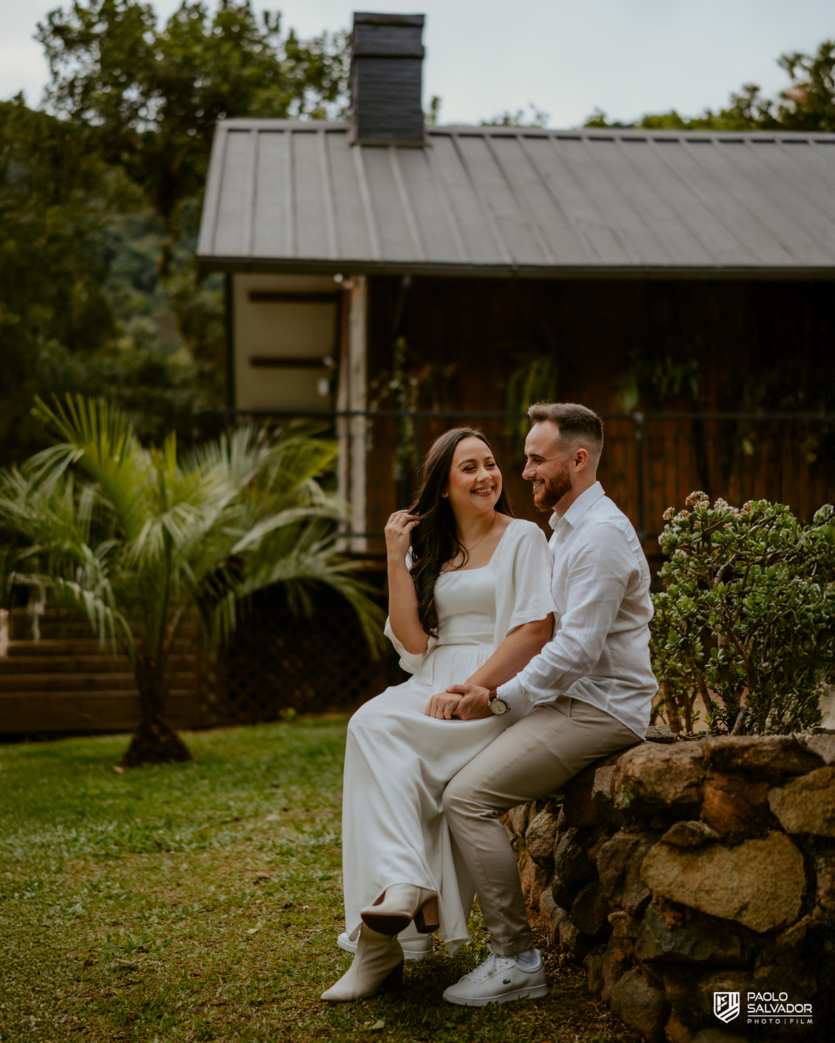 Ensaio pré wedding no Vale dos Ventos em Rio dos Cedros SC, casal Ana e Maton em cenário romântico com natureza, fotógrafo de casamento Santa Catarina, fotos de casal ao ar livre Região dos Lagos, ensaio pré casamento elegante