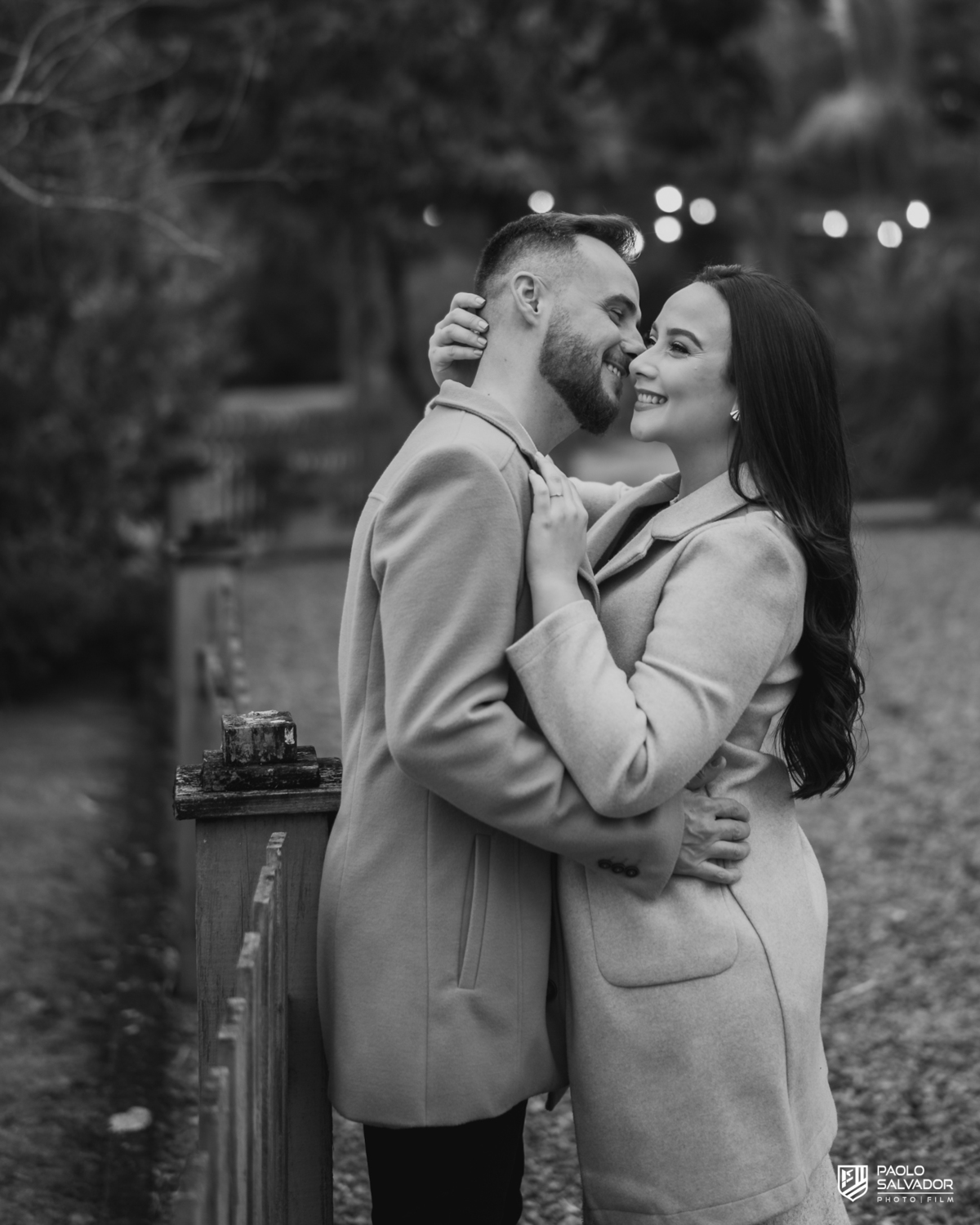 Foto preto e branco de casal em ensaio pré wedding no Vale dos Ventos, momento íntimo e romântico, fotógrafo de casamento Santa Catarina, ensaio pré casamento emocional e atemporal