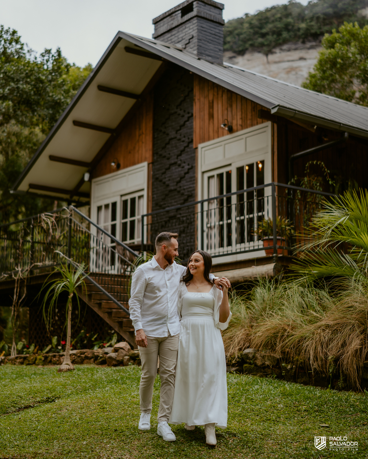 Ensaio pré wedding no Vale dos Ventos em Rio dos Cedros SC, casal Ana e Maton em cenário romântico com natureza, fotógrafo de casamento Santa Catarina, fotos de casal ao ar livre Região dos Lagos, ensaio pré casamento elegante