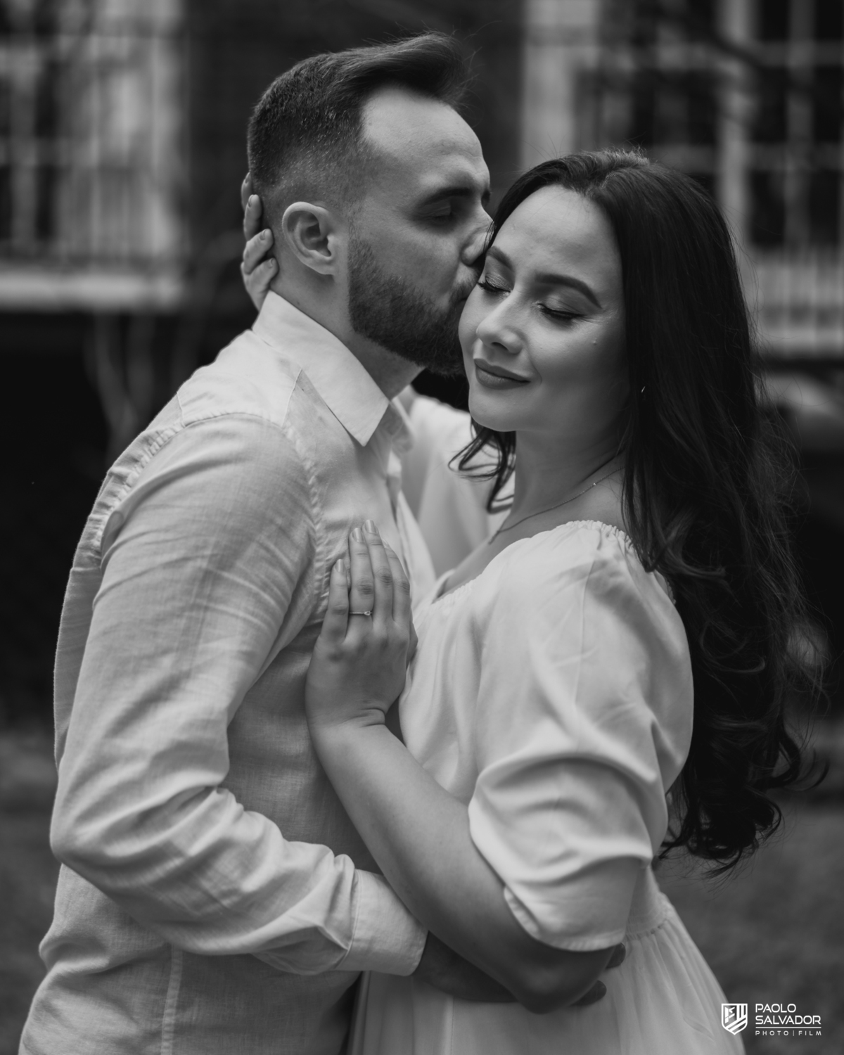 Ensaio pré wedding em ponte de madeira no Vale dos Ventos Rio dos Cedros, casal elegante em cenário rústico e romântico, fotógrafo de casamento SC, ensaio pré casamento na natureza Região dos Lagos Santa Catarina