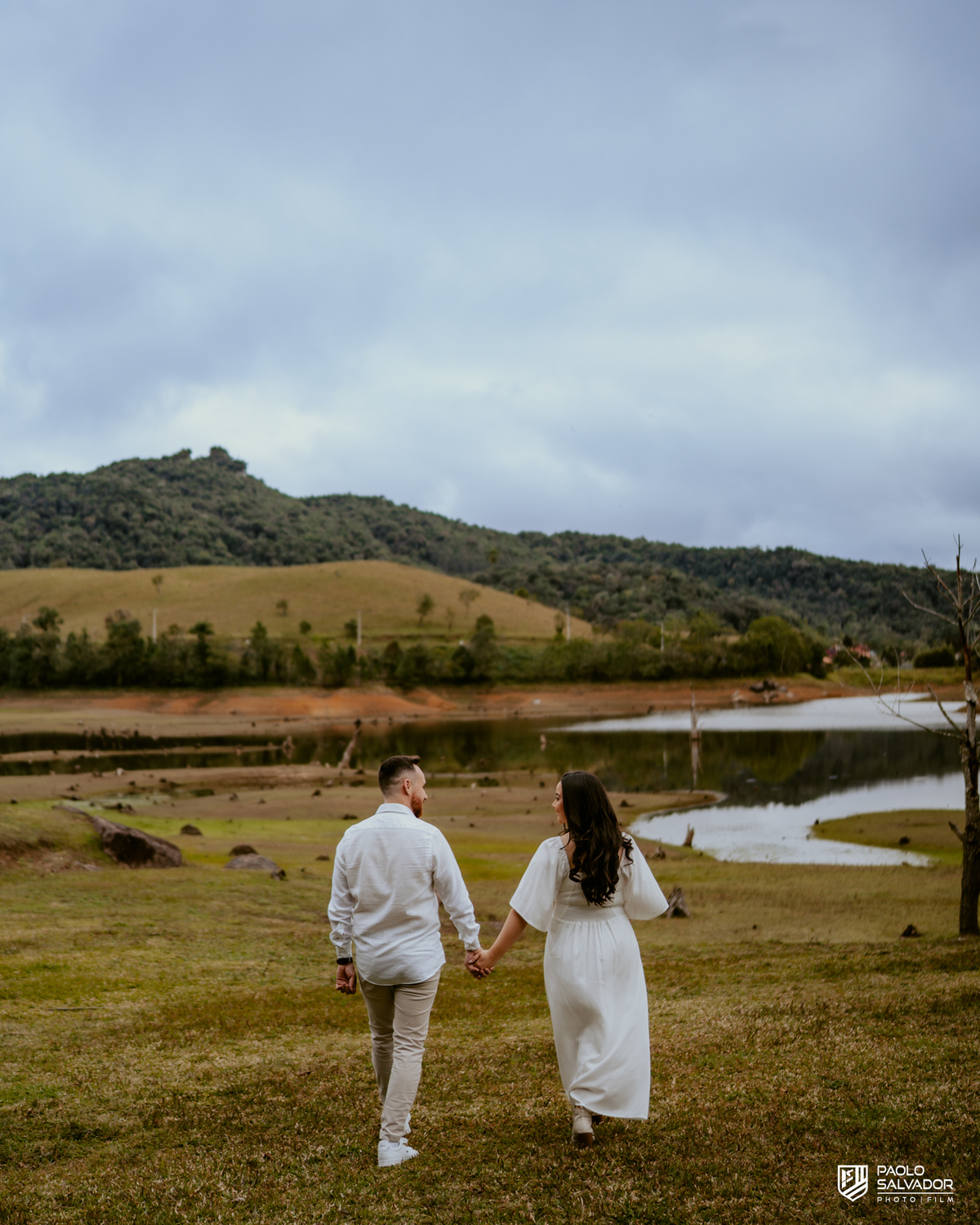 Ensaio pré wedding em ponte de madeira no Vale dos Ventos Rio dos Cedros, casal elegante em cenário rústico e romântico, fotógrafo de casamento SC, ensaio pré casamento na natureza Região dos Lagos Santa Catarina