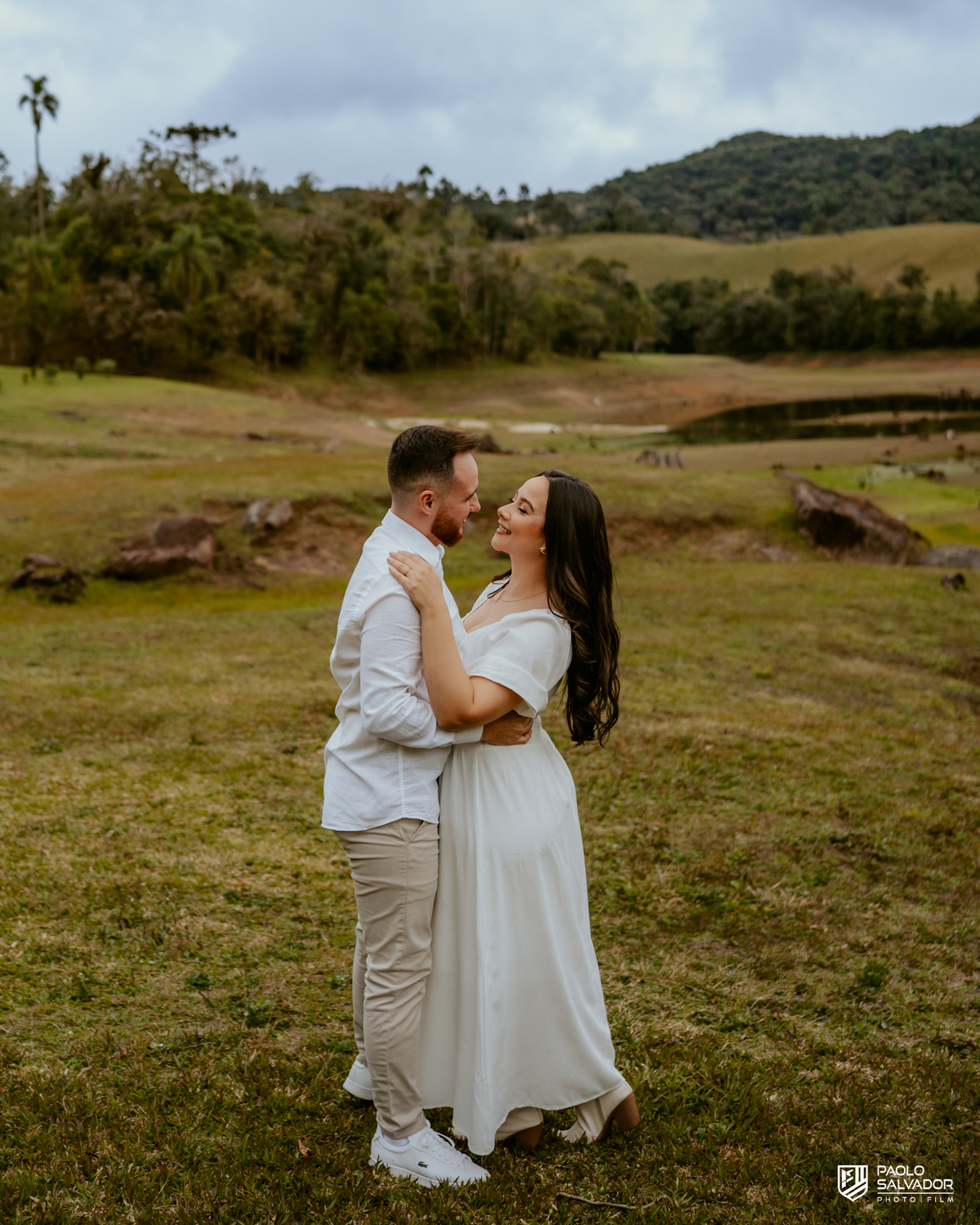 Ensaio pré wedding em ponte de madeira no Vale dos Ventos Rio dos Cedros, casal elegante em cenário rústico e romântico, fotógrafo de casamento SC, ensaio pré casamento na natureza Região dos Lagos Santa Catarina