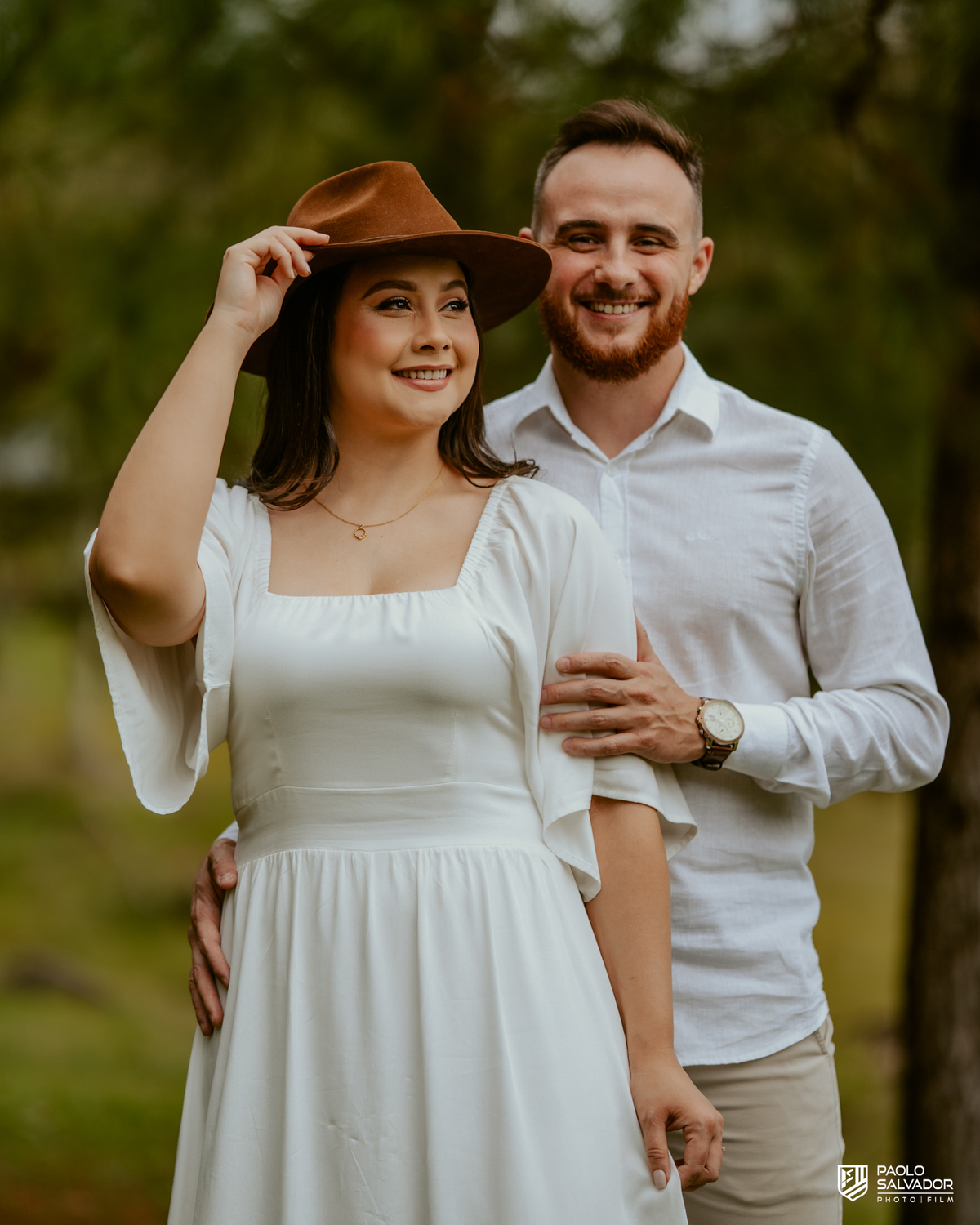 Casal caminhando à beira do lago no Vale dos Ventos Rio dos Cedros SC, ensaio pré wedding romântico com montanhas ao fundo, fotógrafo de casamento Santa Catarina, fotos naturais e espontâneas pré casamento