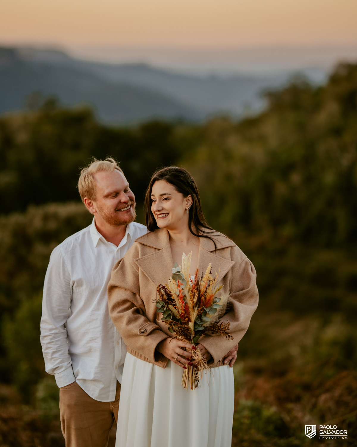 Ensaio pré wedding no alto da montanha em Benedito Novo SC, casal com vista para o vale, fotógrafo de casamento Santa Catarina, ensaio pré casamento com paisagem cinematográfica