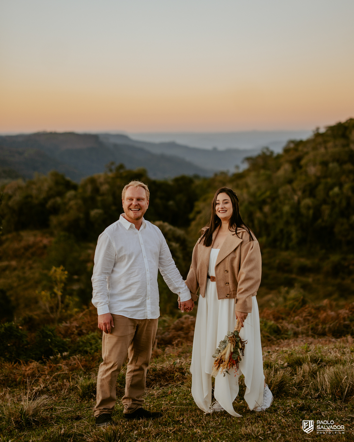 Ensaio pré wedding no alto da montanha em Benedito Novo SC, casal com vista para o vale, fotógrafo de casamento Santa Catarina, ensaio pré casamento com paisagem cinematográfica