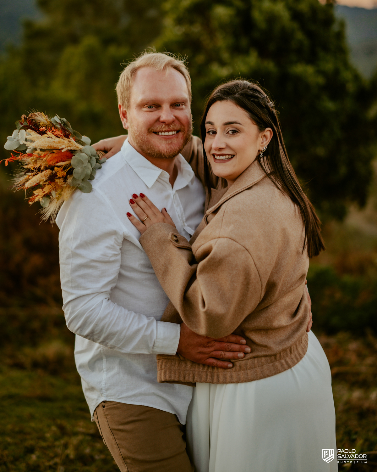 Retrato de casal em ensaio pré wedding em Benedito Novo SC, fotos românticas e naturais, fotógrafo de casamento Santa Catarina, ensaio pré casamento ao ar livre