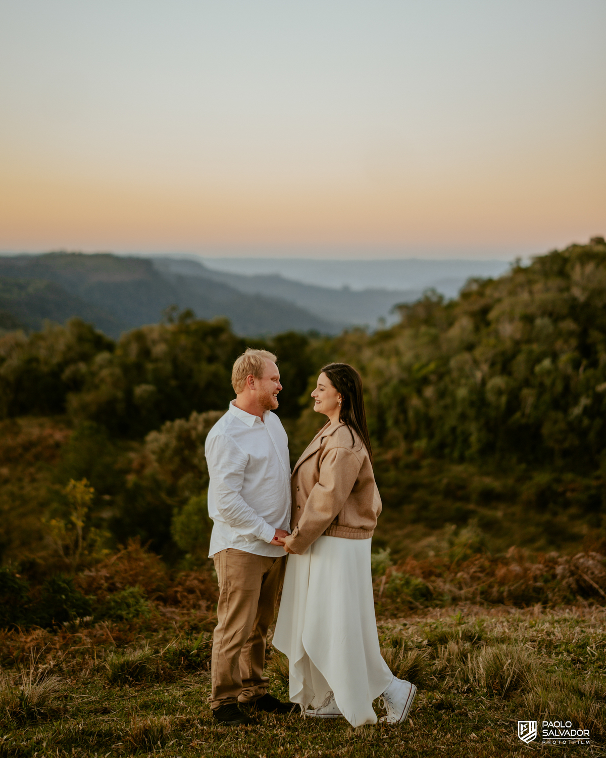 Retrato de casal em ensaio pré wedding em Benedito Novo SC, fotos românticas e naturais, fotógrafo de casamento Santa Catarina, ensaio pré casamento ao ar livre