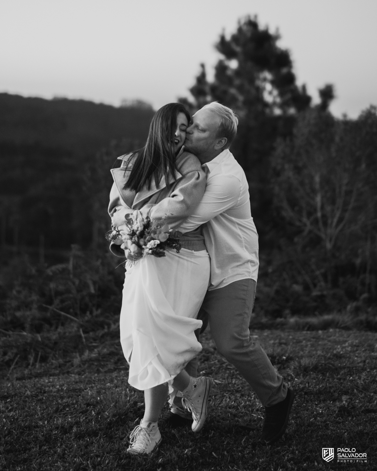 Casal correndo no pôr do sol durante ensaio pré wedding em Benedito Novo SC, fotos espontâneas e emocionantes, fotógrafo de casamento Santa Catarina, ensaio pré casamento criativo
