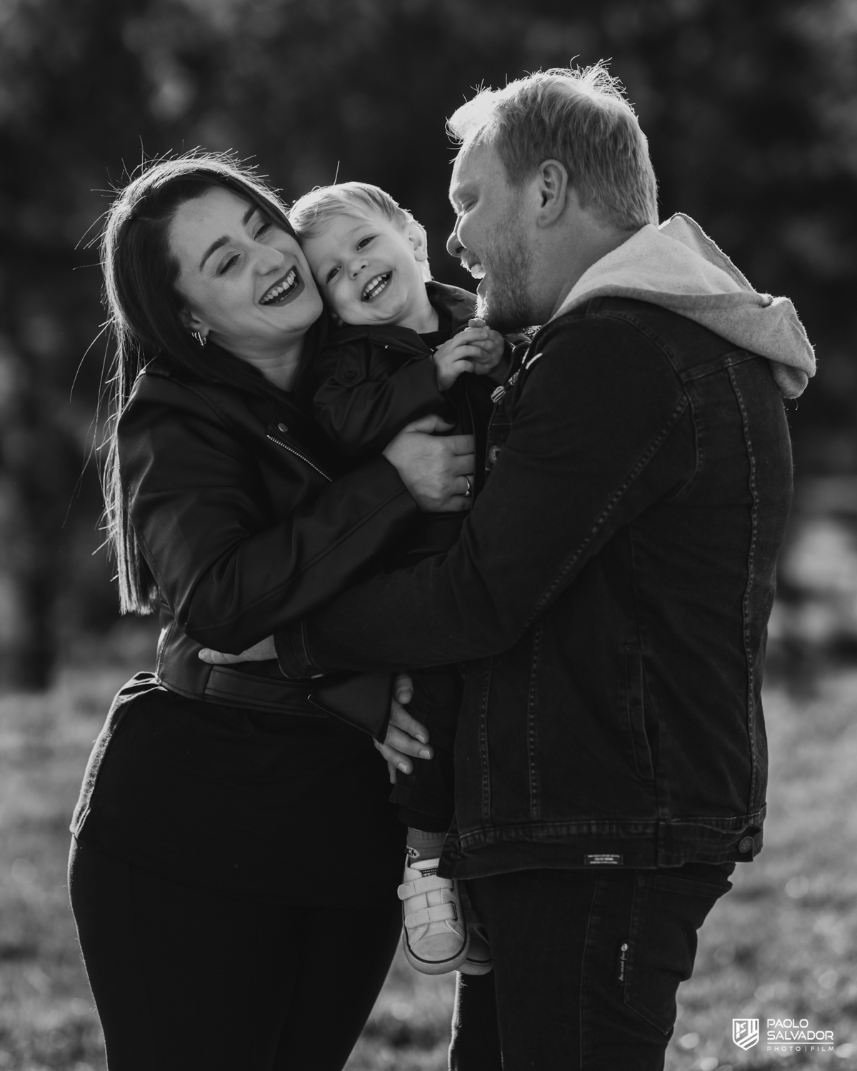 Ensaio pré wedding em Benedito Novo SC na Cachoeira do Zinco, casal com filho caminhando na natureza, fotógrafo de casamento Santa Catarina, ensaio pré casamento em família, fotos ao ar livre Serra Catarinense