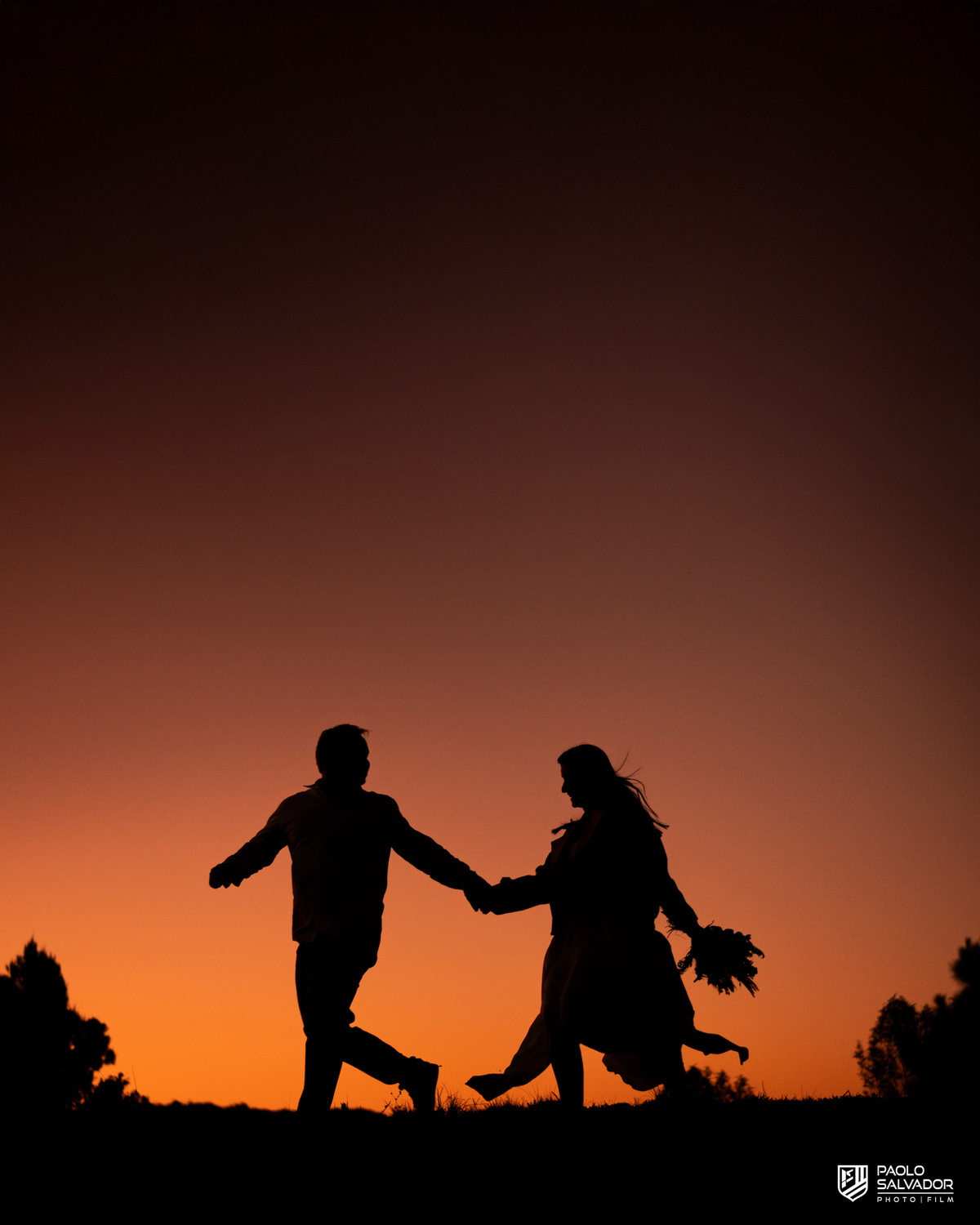 Silhueta de casal no pôr do sol em ensaio pré wedding em Benedito Novo SC, fotografia romântica e cinematográfica, fotógrafo de casamento Santa Catarina, ensaio pré casamento ao ar livre