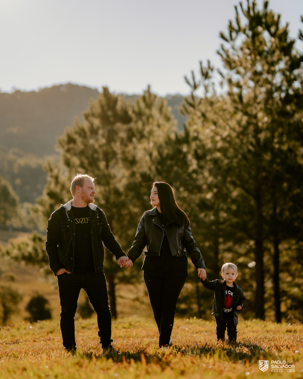 Ensaio pré wedding em família em Benedito Novo SC, casal com filho em campo aberto com luz dourada, fotógrafo de casamento Santa Catarina, ensaio pré casamento natural e espontâneo Serra Catarinense
