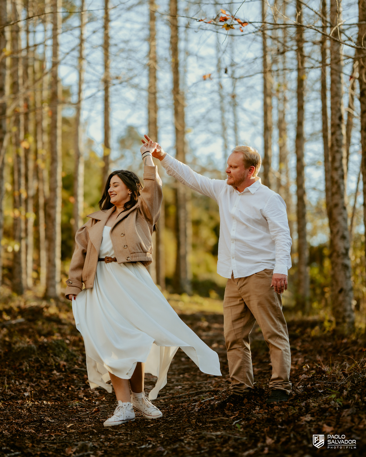 Casal dançando em ensaio pré wedding na floresta em Benedito Novo SC, fotos espontâneas e românticas, fotógrafo de casamento Santa Catarina, ensaio pré casamento na natureza