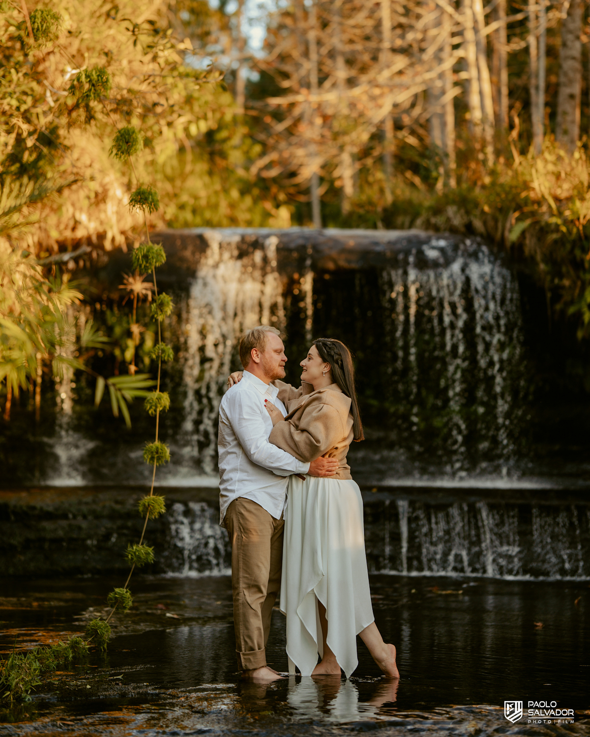Ensaio pré wedding na Cachoeira do Zinco em Benedito Novo SC, casal em frente à cachoeira, fotógrafo de casamento Santa Catarina, ensaio pré casamento em cenário natural e cinematográfico