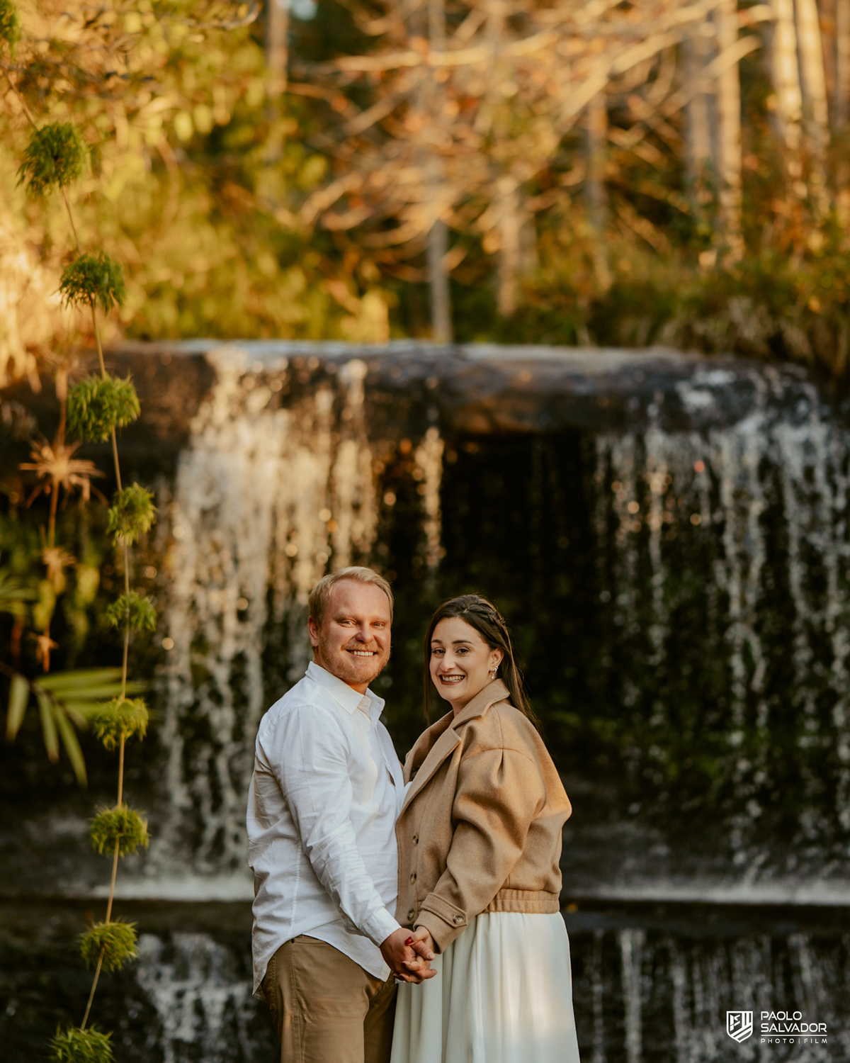 Ensaio pré wedding na Cachoeira do Zinco em Benedito Novo SC, casal em frente à cachoeira, fotógrafo de casamento Santa Catarina, ensaio pré casamento em cenário natural e cinematográfico