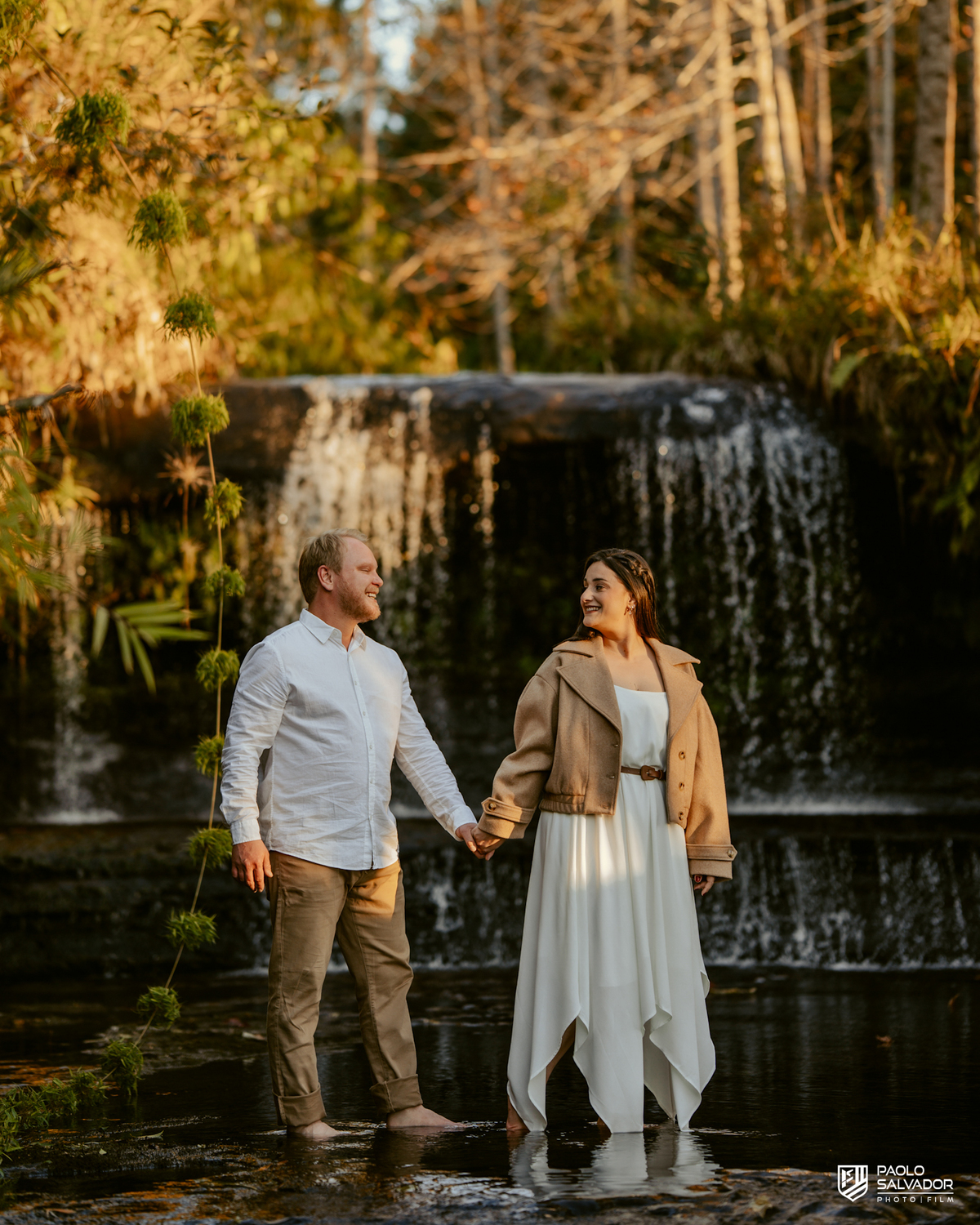Ensaio pré wedding na Cachoeira do Zinco em Benedito Novo SC, casal em frente à cachoeira, fotógrafo de casamento Santa Catarina, ensaio pré casamento em cenário natural e cinematográfico